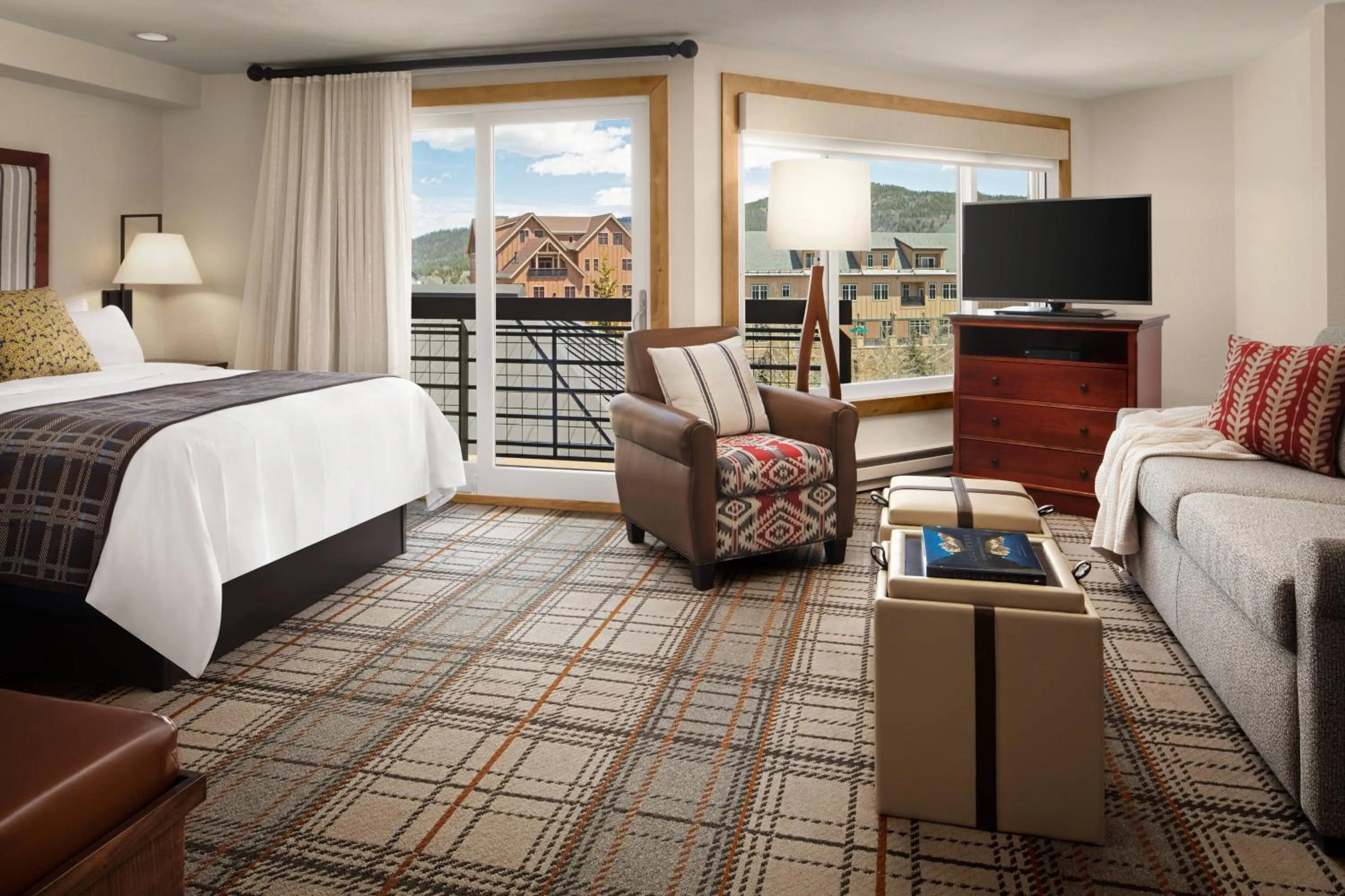 Photo of the whole room, Bed in Marriott's Mountain Valley Lodge at Breckenridge
