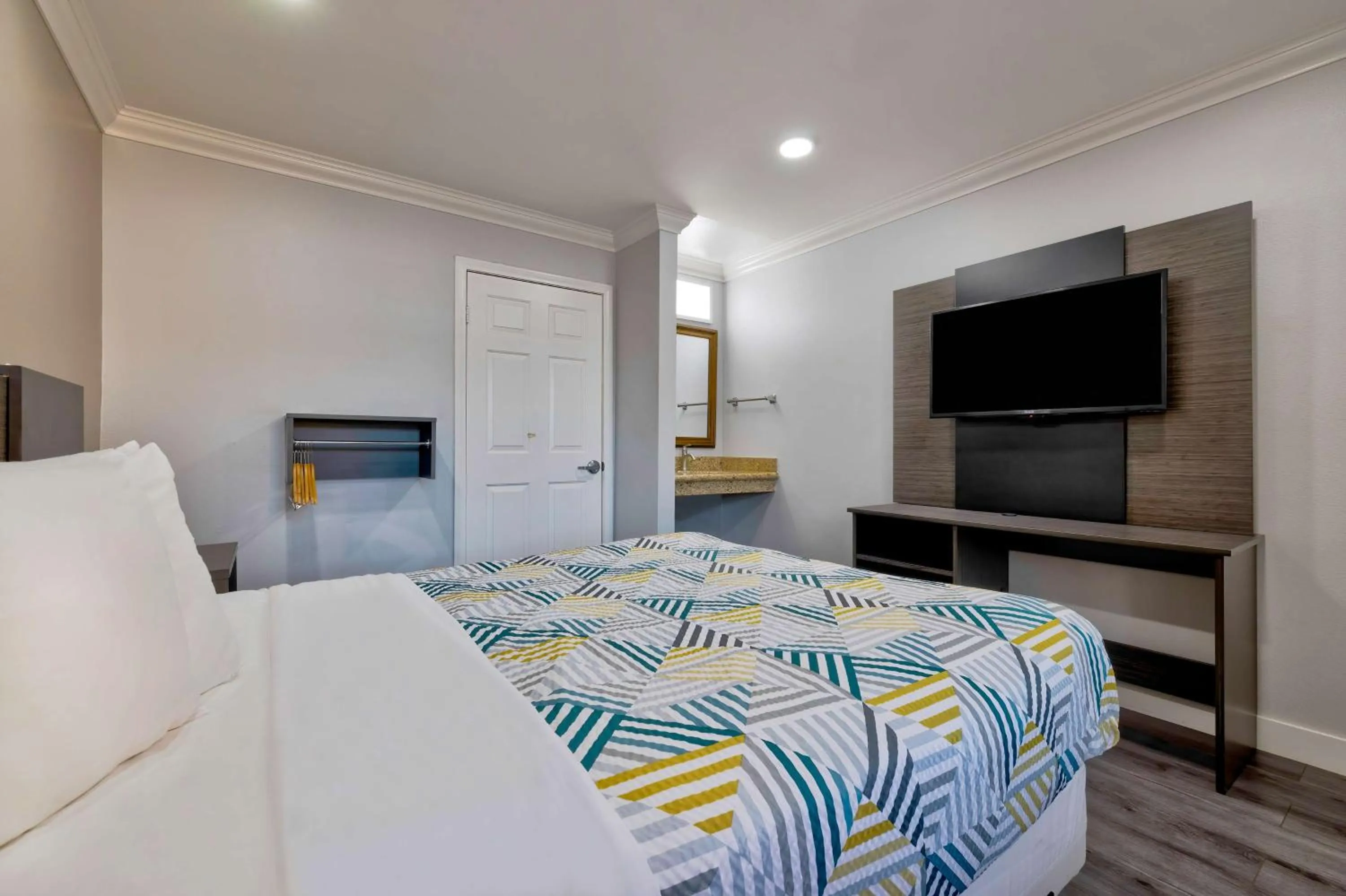 Bedroom, Bed in Motel 6 South Gate CA