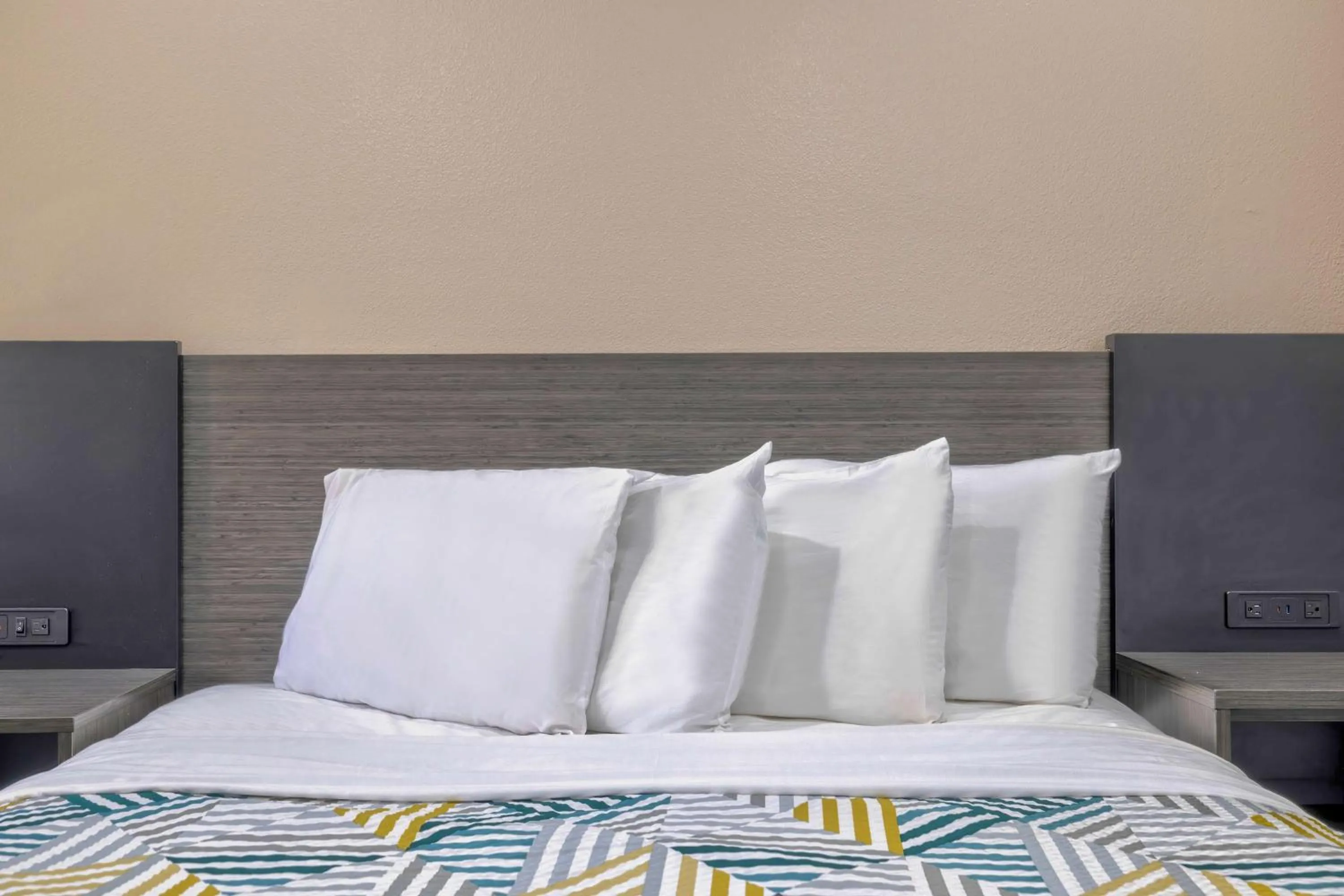 Bedroom, Bed in Motel 6 South Gate CA