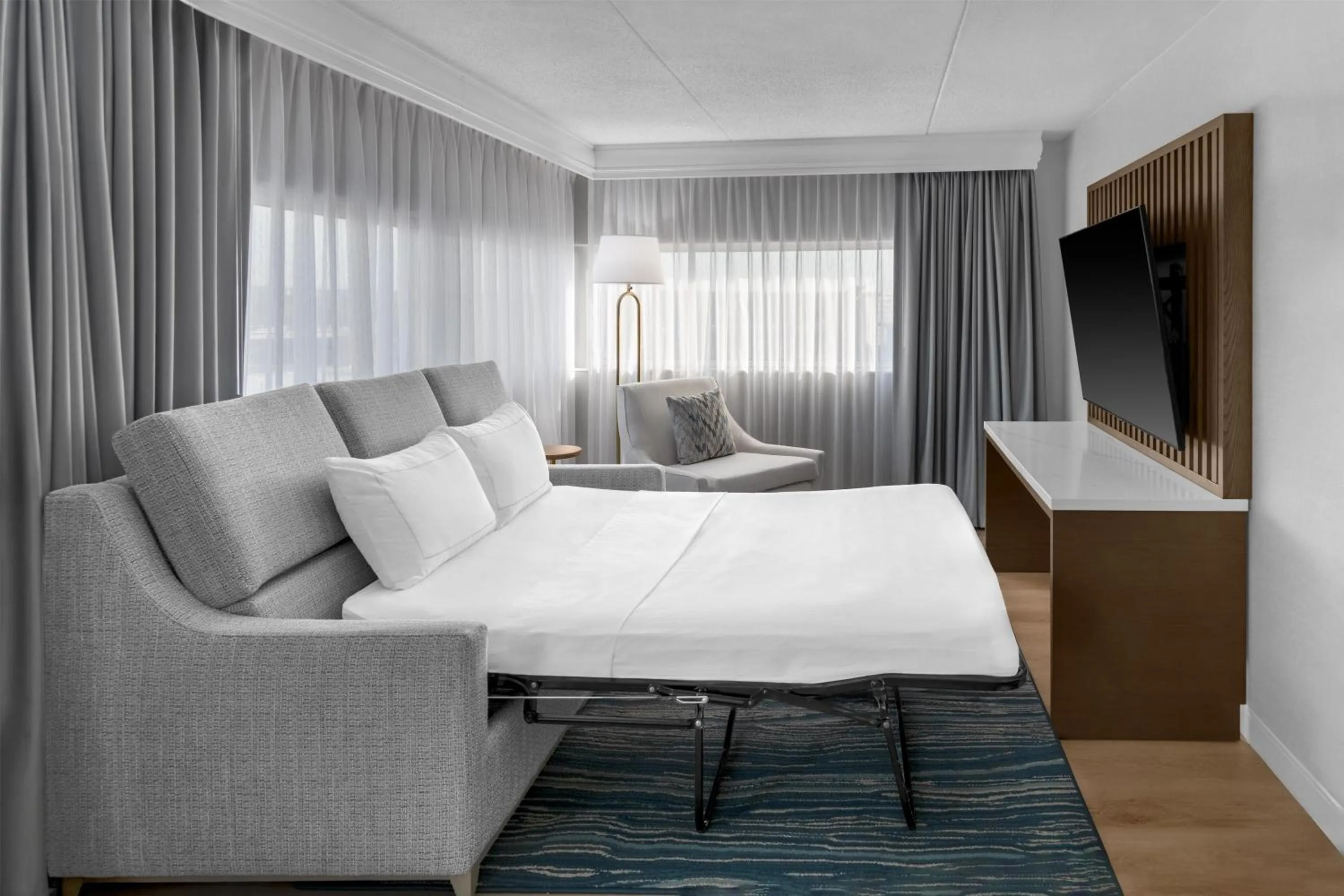 Living room, Bed in DoubleTree by Hilton Hotel South Bend