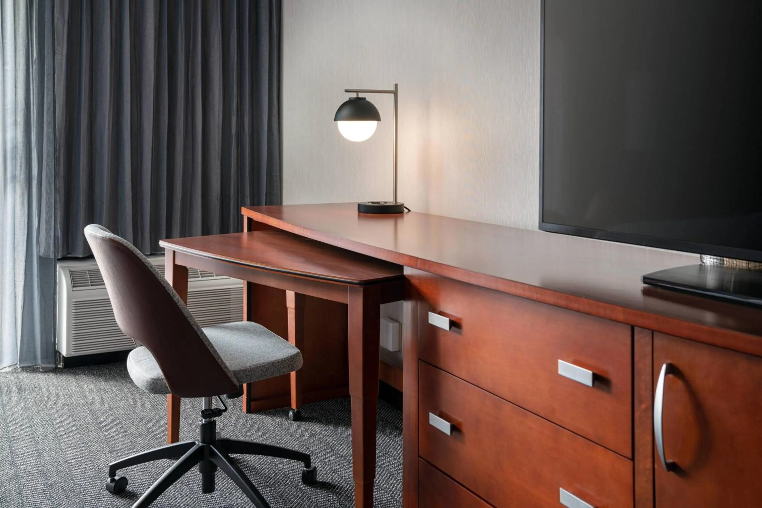 Photo of the whole room in Courtyard Seattle Southcenter