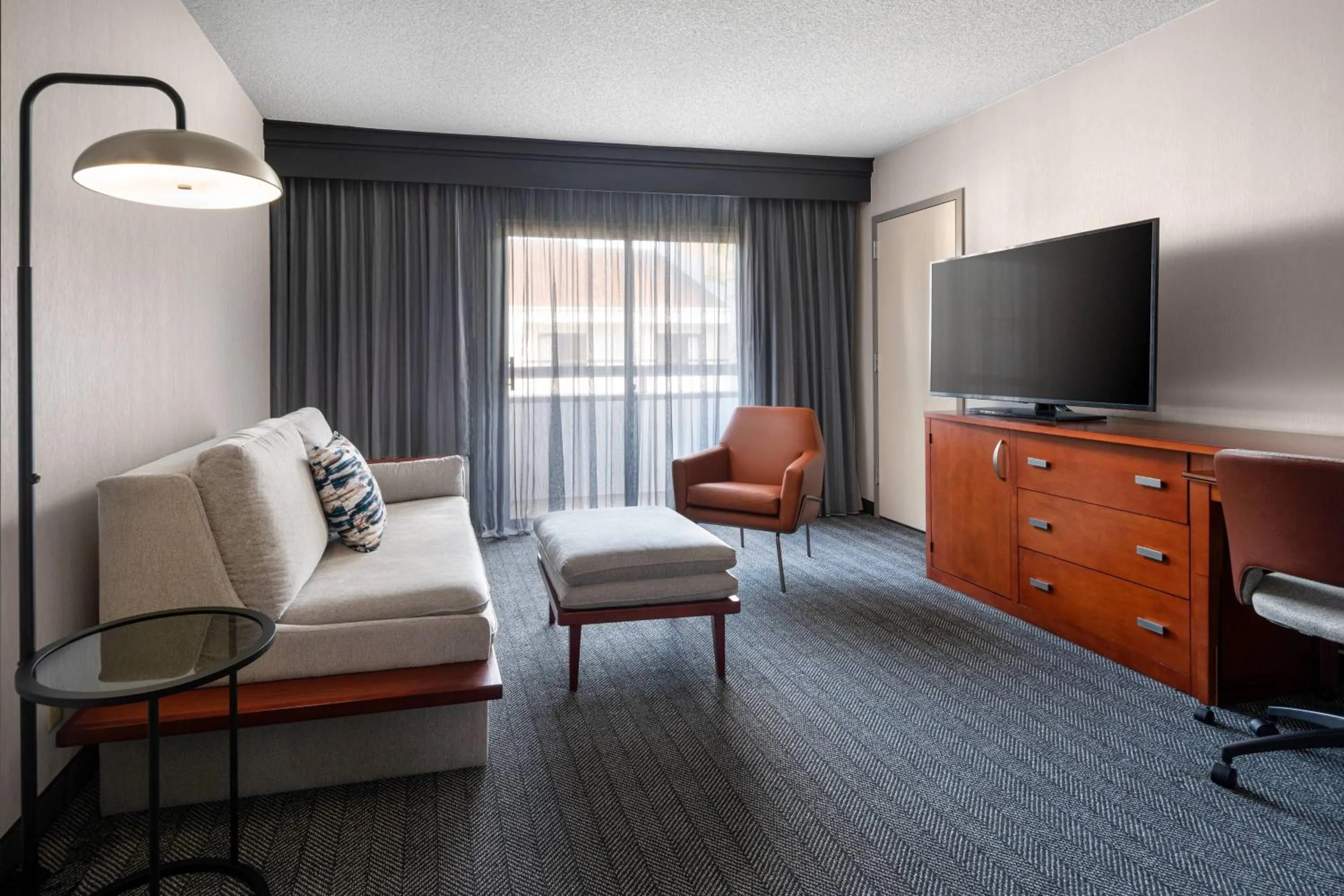 Living room in Courtyard Seattle Southcenter