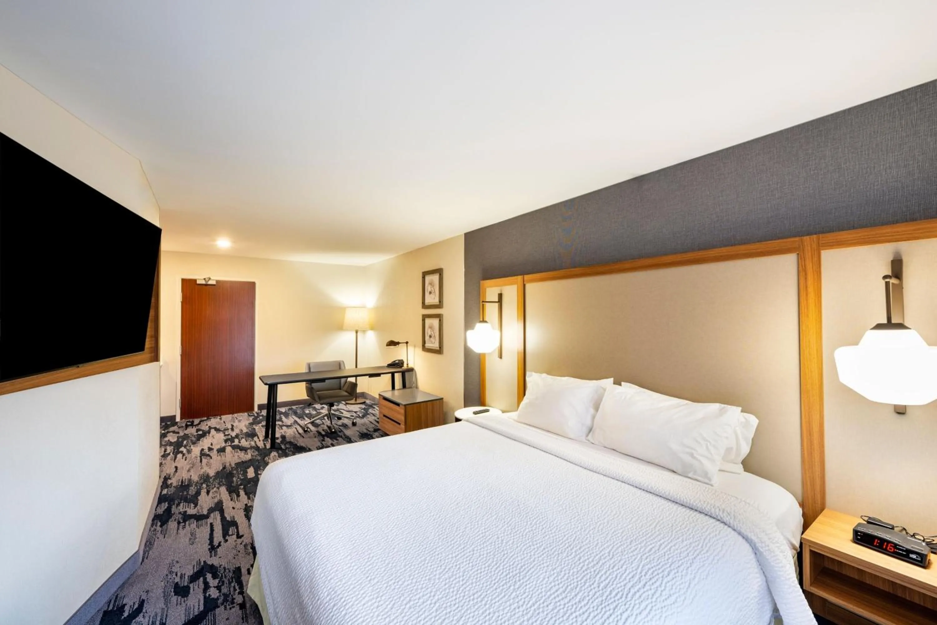 Photo of the whole room, Bed in Fairfield Inn & Suites by Marriott St Louis Chesterfield