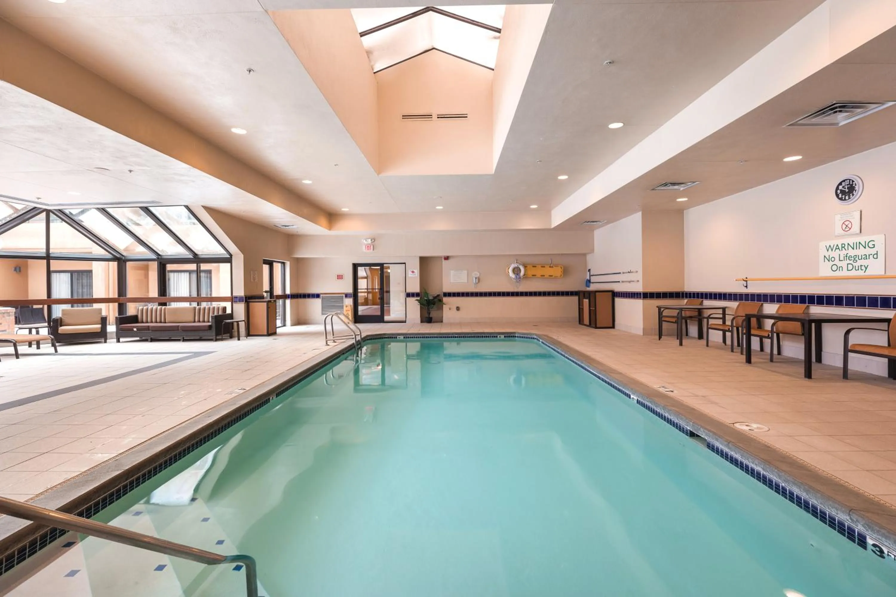 Swimming pool in Courtyard Toledo Airport Holland