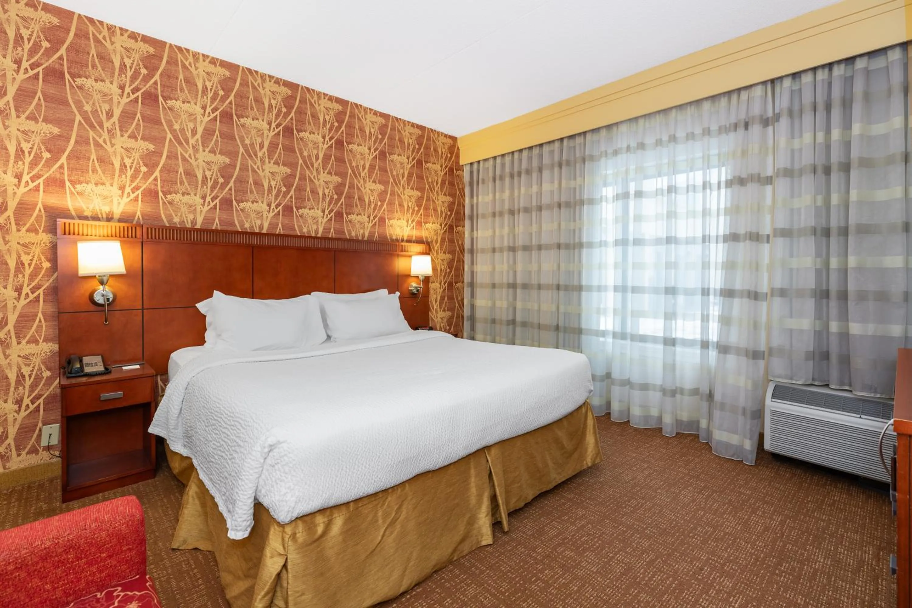 Bedroom, Bed in Courtyard Toledo Airport Holland