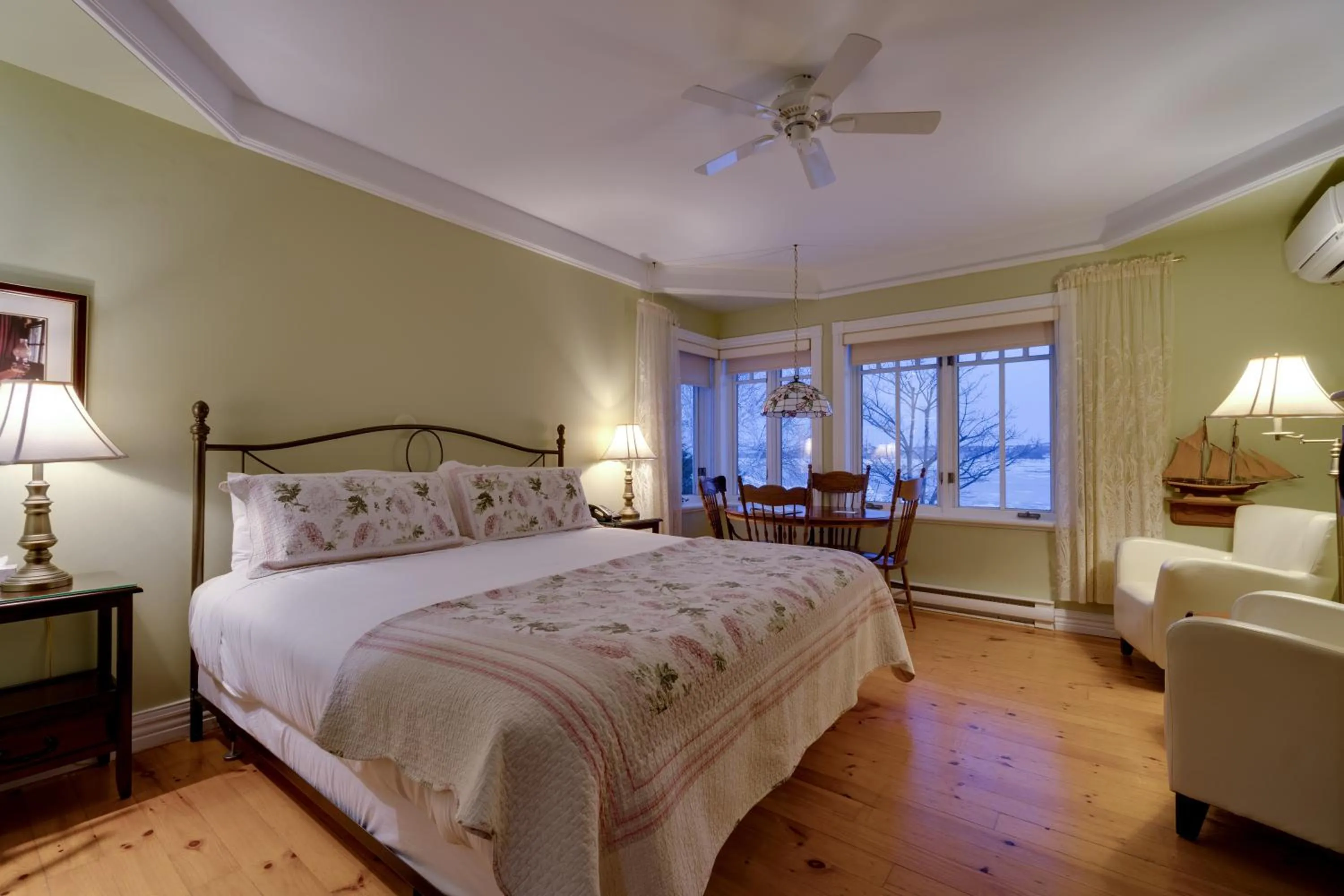 Kitchen or kitchenette, Bed in Goéliche hotel et appartement