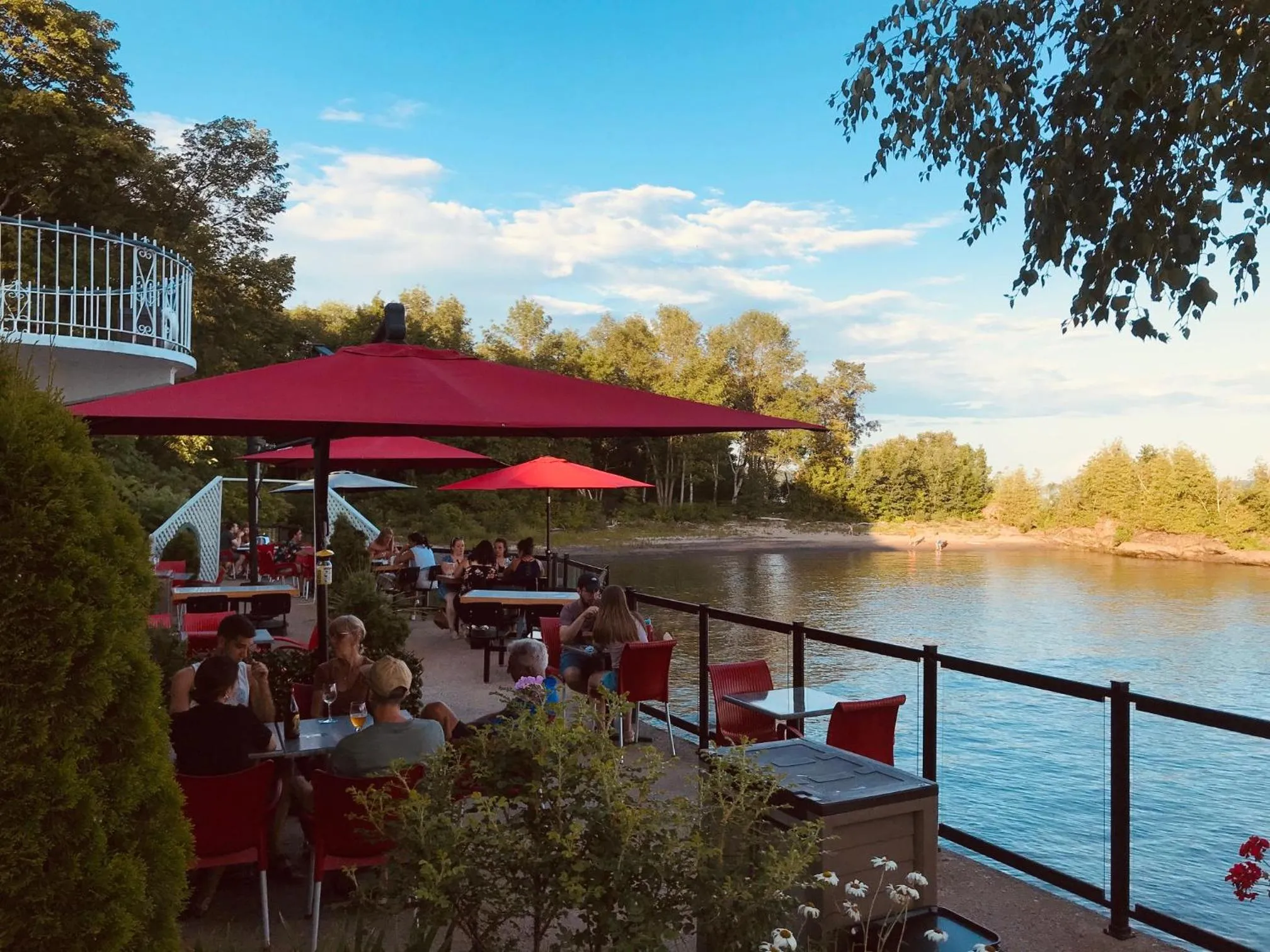 Restaurant/places to eat in Goéliche hotel et appartement