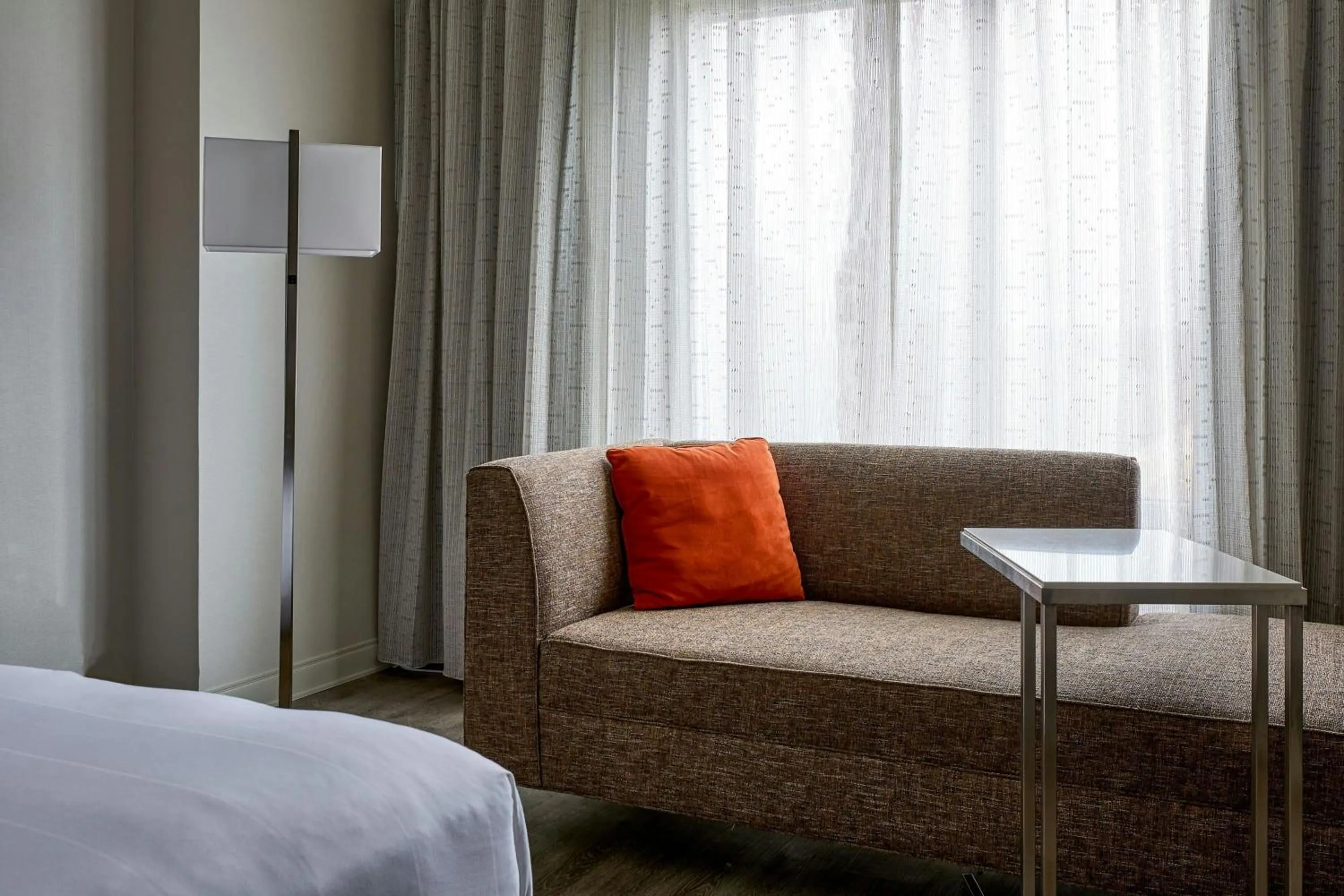 Lounge or bar, Bed in MeadowView Marriott Conference Resort and Convention Center