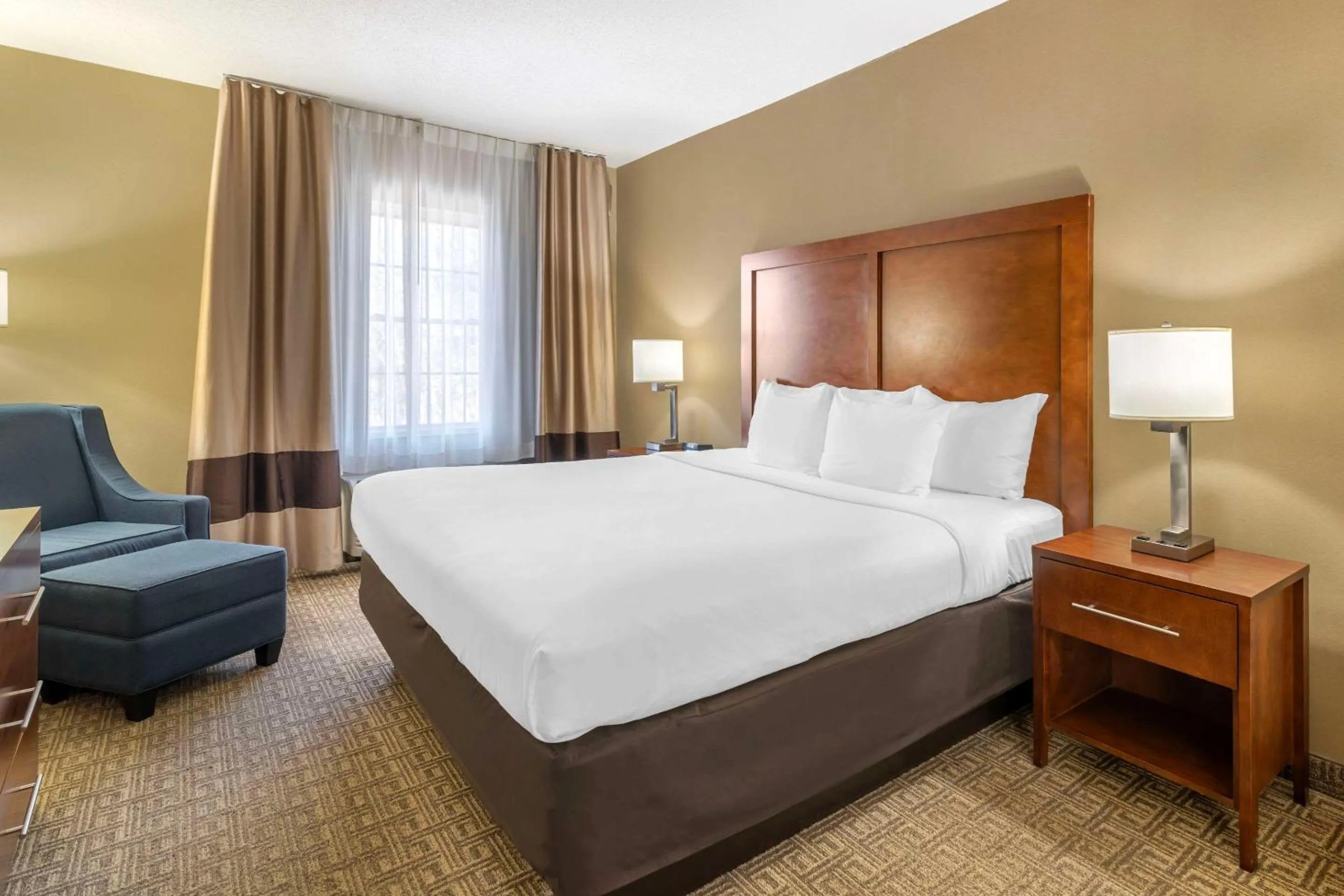 Bedroom, Bed in Comfort Inn & Suites Dover-Portsmouth