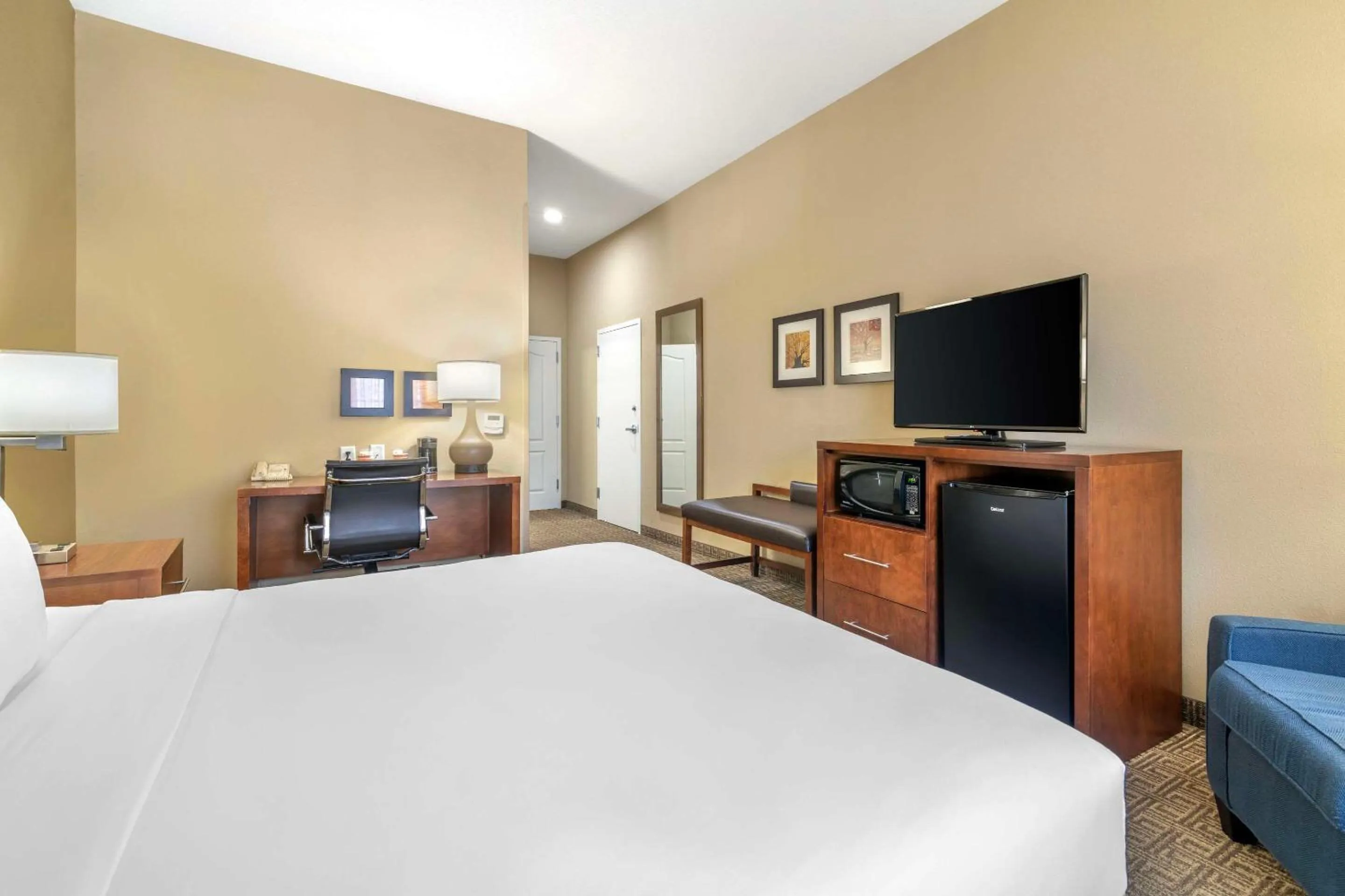 Bedroom, Bed in Comfort Inn & Suites Dover-Portsmouth