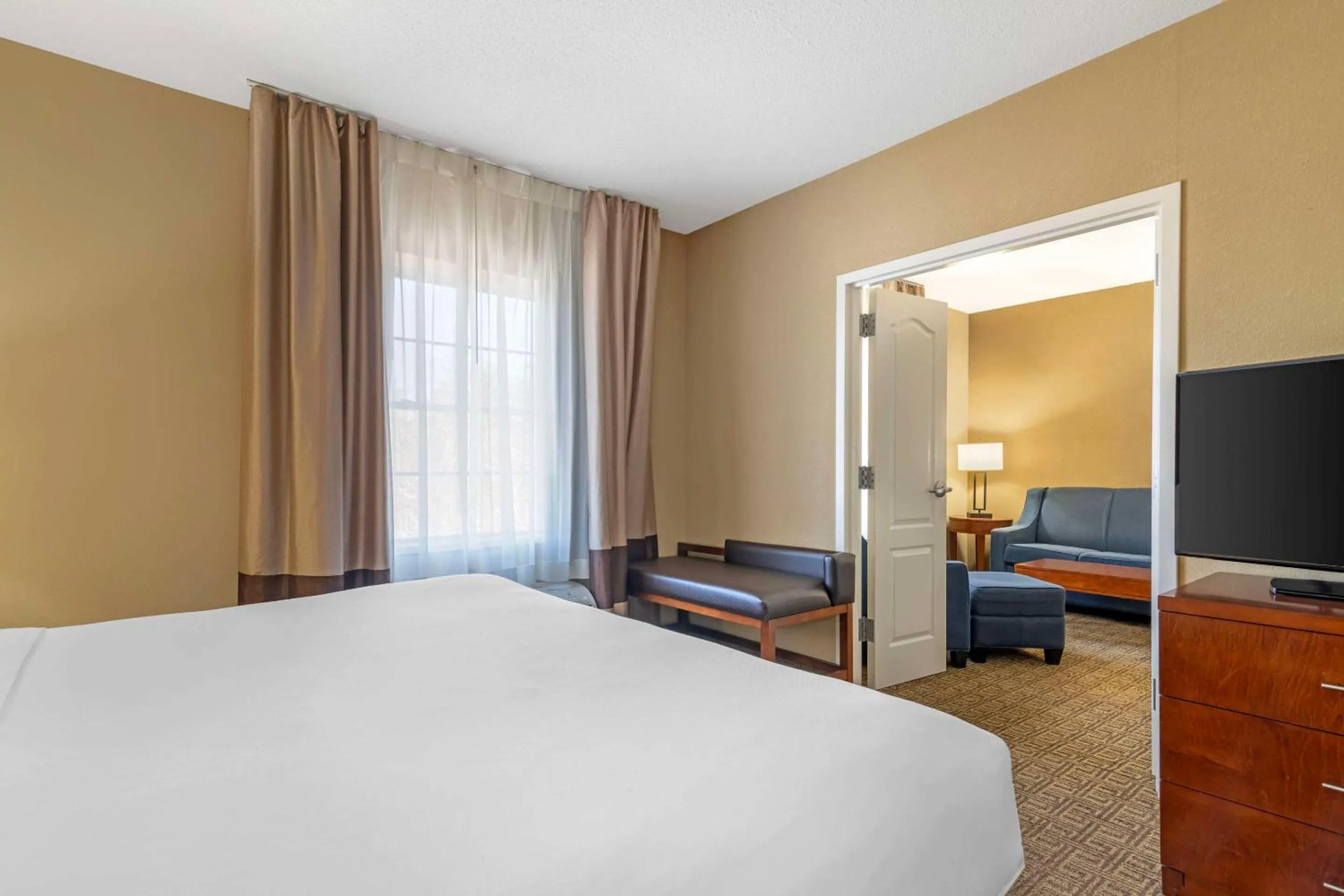 Bedroom, Bed in Comfort Inn & Suites Dover-Portsmouth