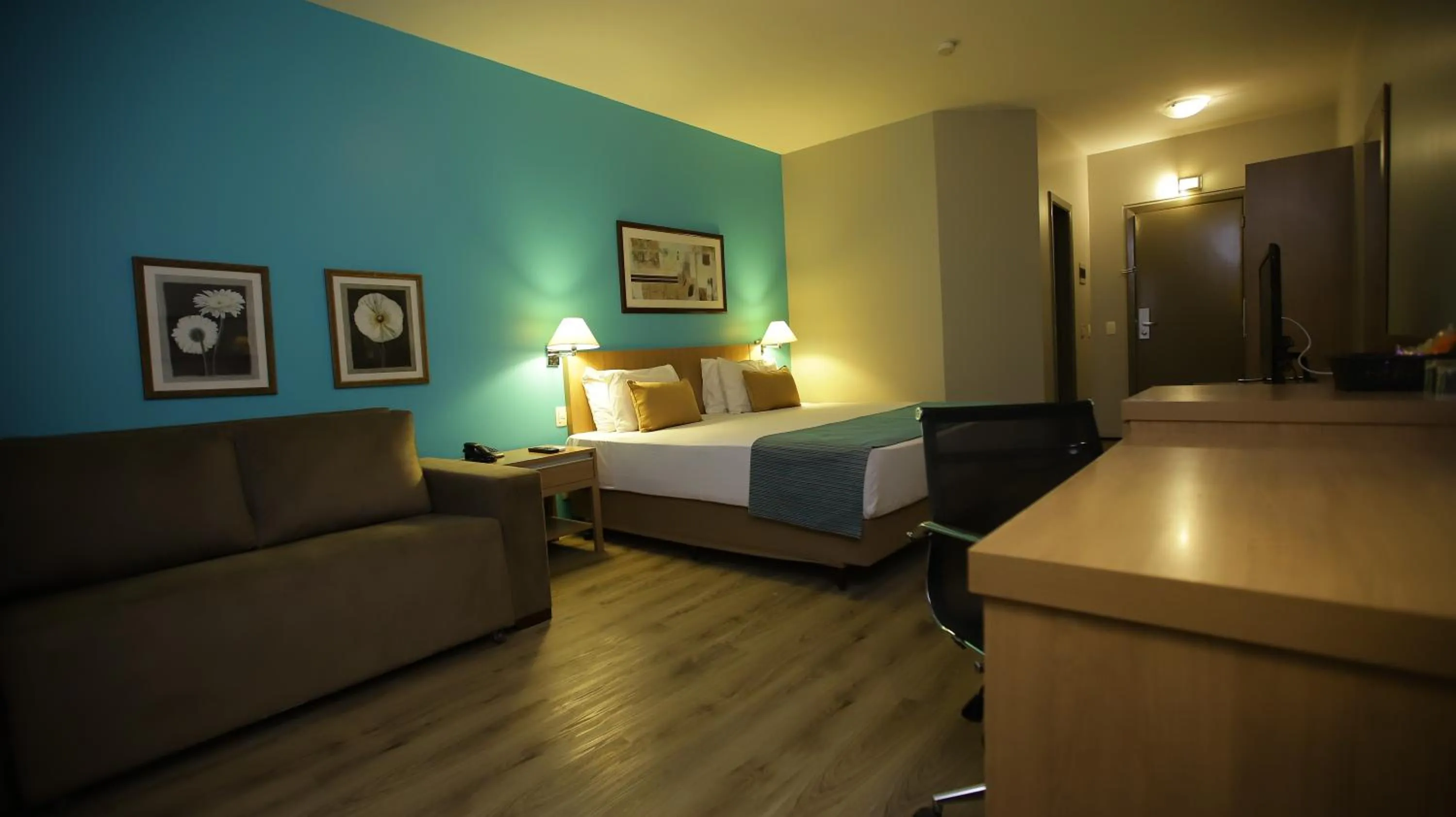 Photo of the whole room, Bed in Comfort Suites Flamboyant Goiânia