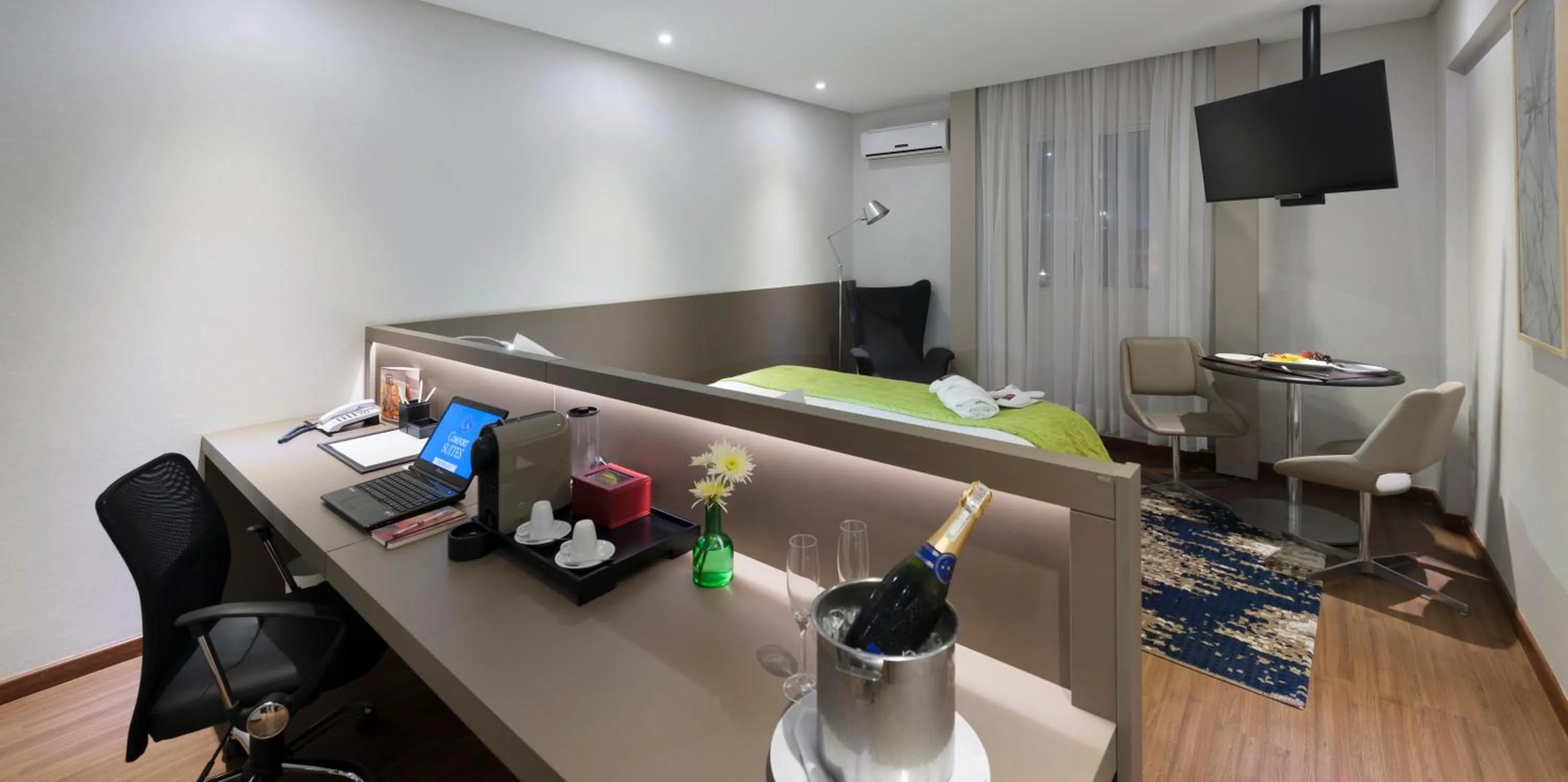 Bedroom, Bed in Comfort Suites Flamboyant Goiânia