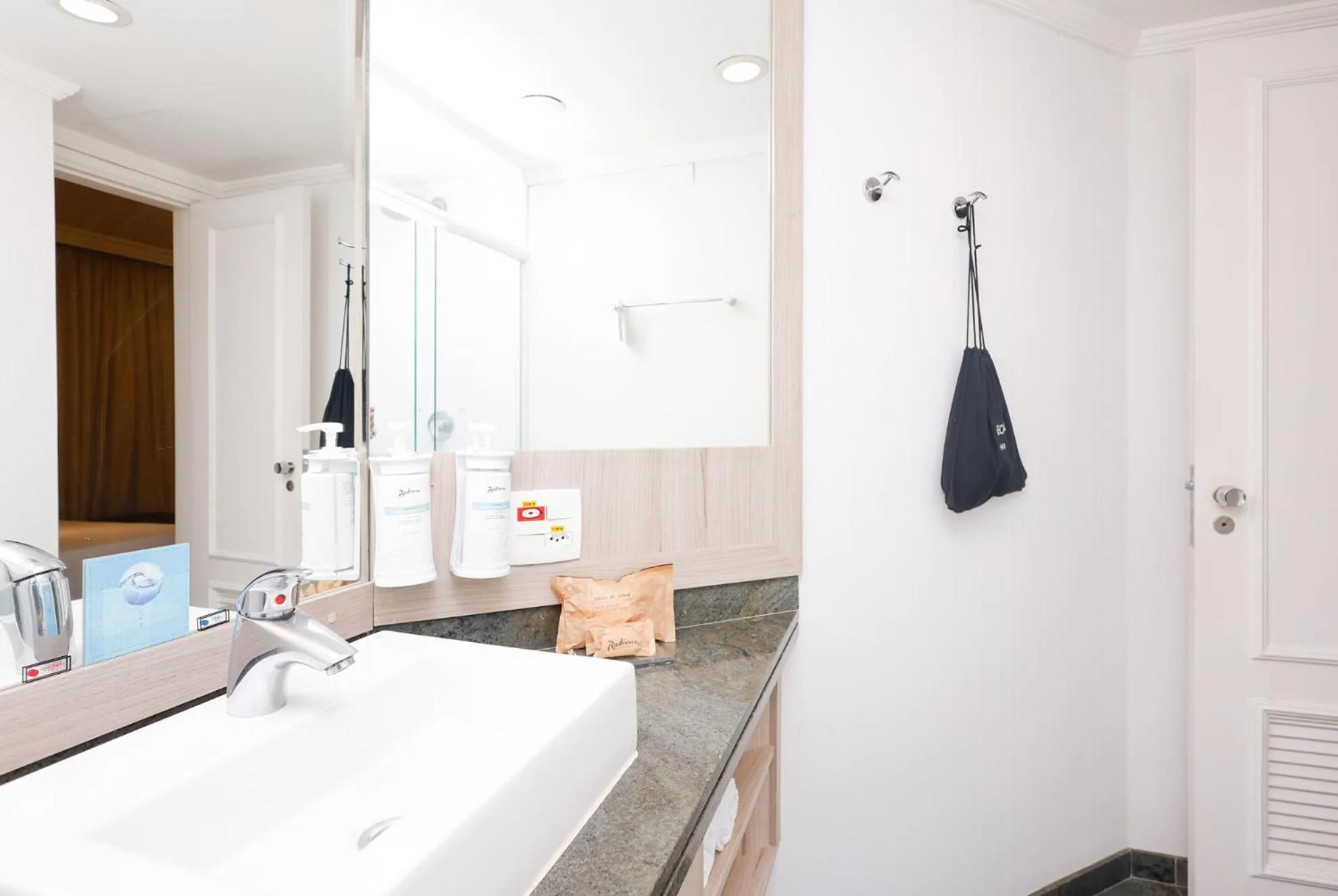 Bathroom in Radisson Oscar Freire