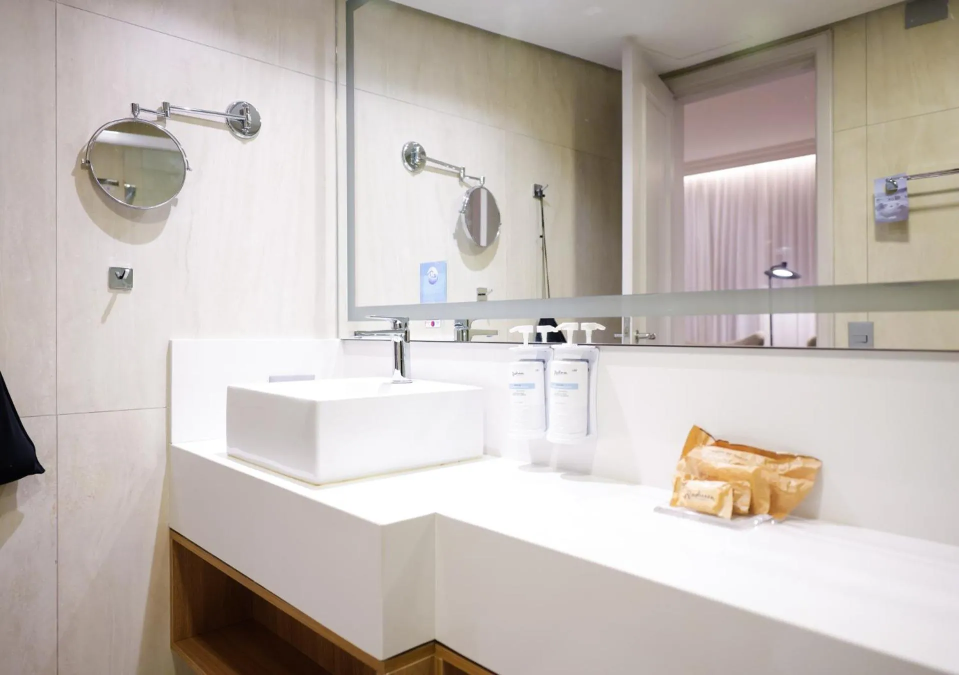 Bathroom in Radisson Oscar Freire