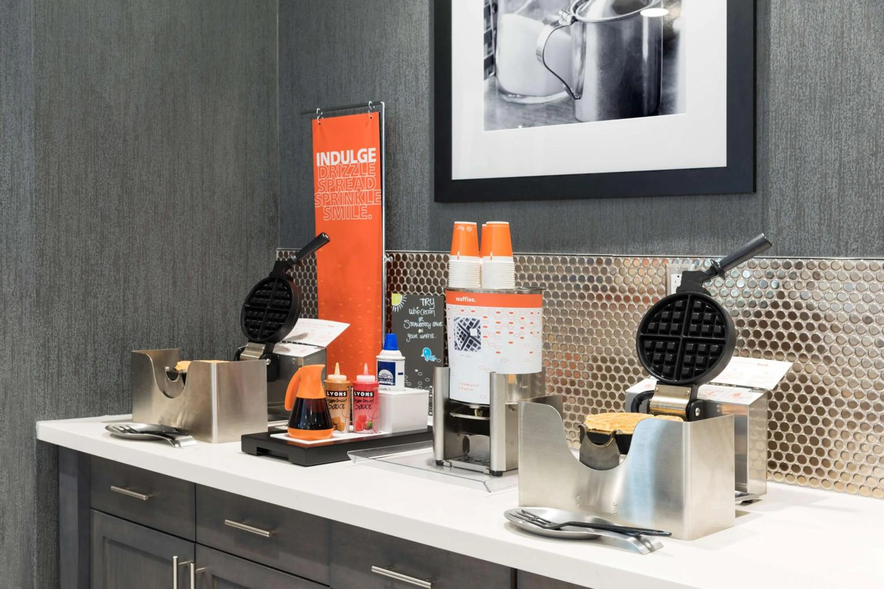 Breakfast in Hampton Inn & Suites Indianapolis-Keystone, IN