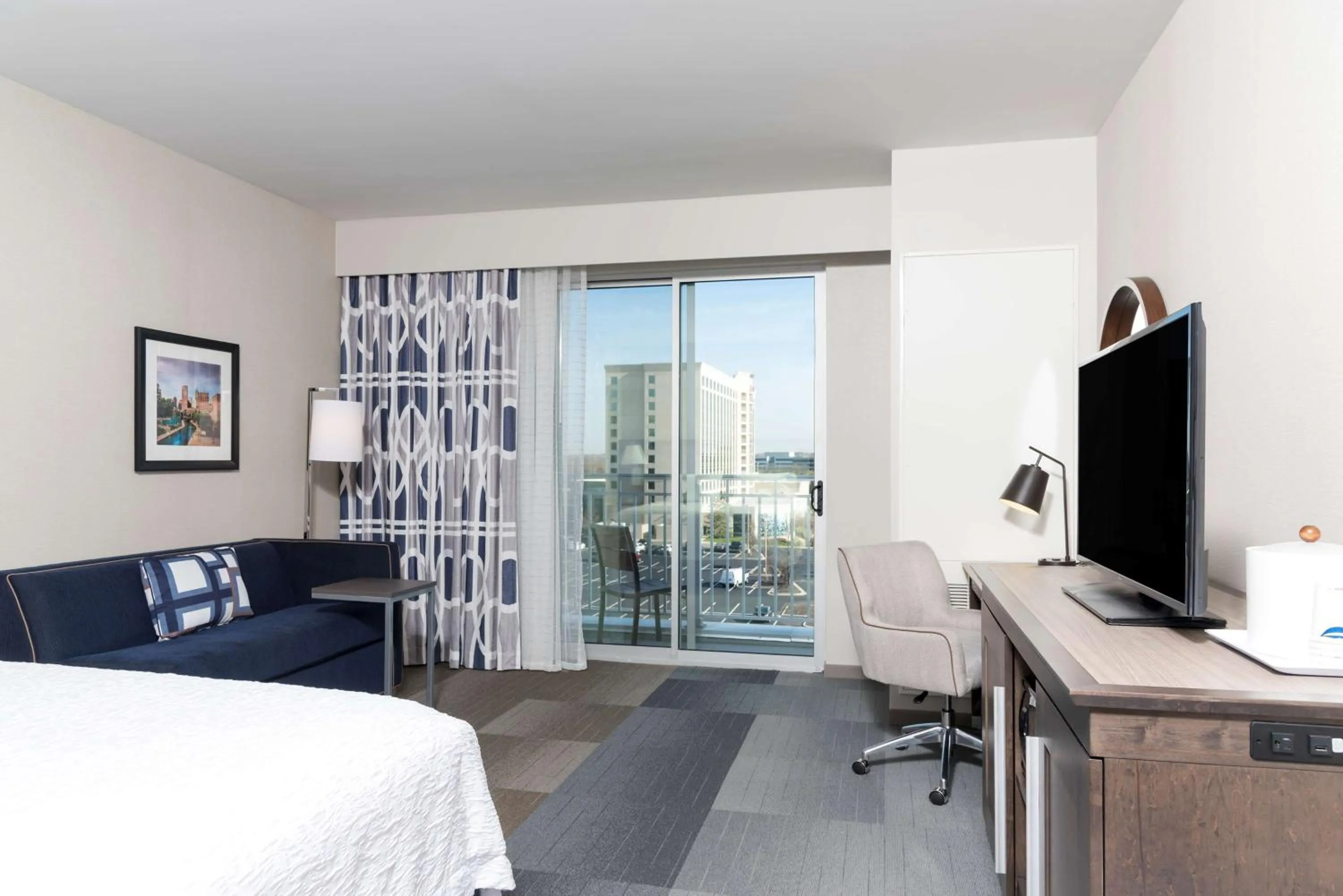 Bedroom, Bed in Hampton Inn & Suites Indianapolis-Keystone, IN