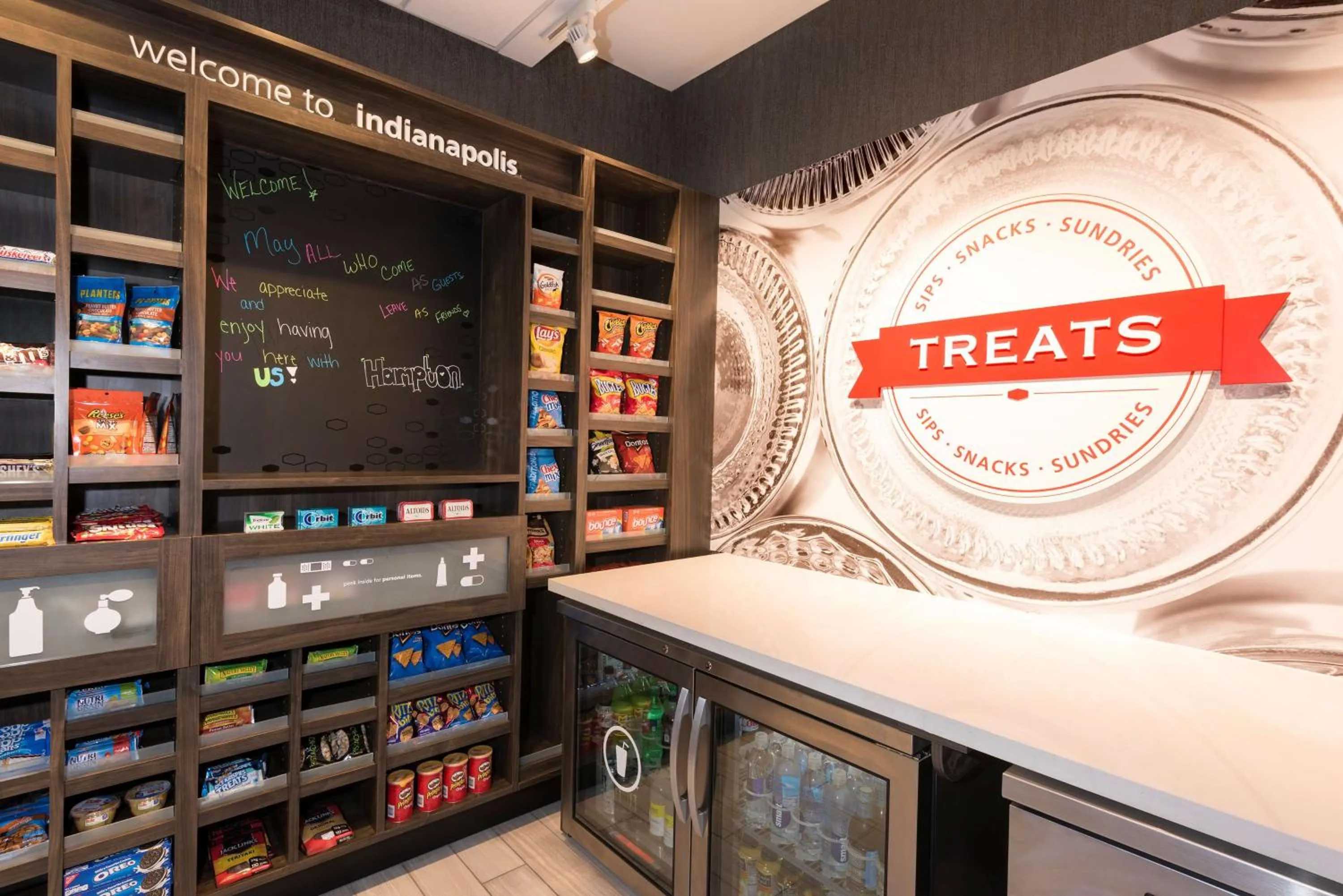 Dining area in Hampton Inn & Suites Indianapolis-Keystone, IN