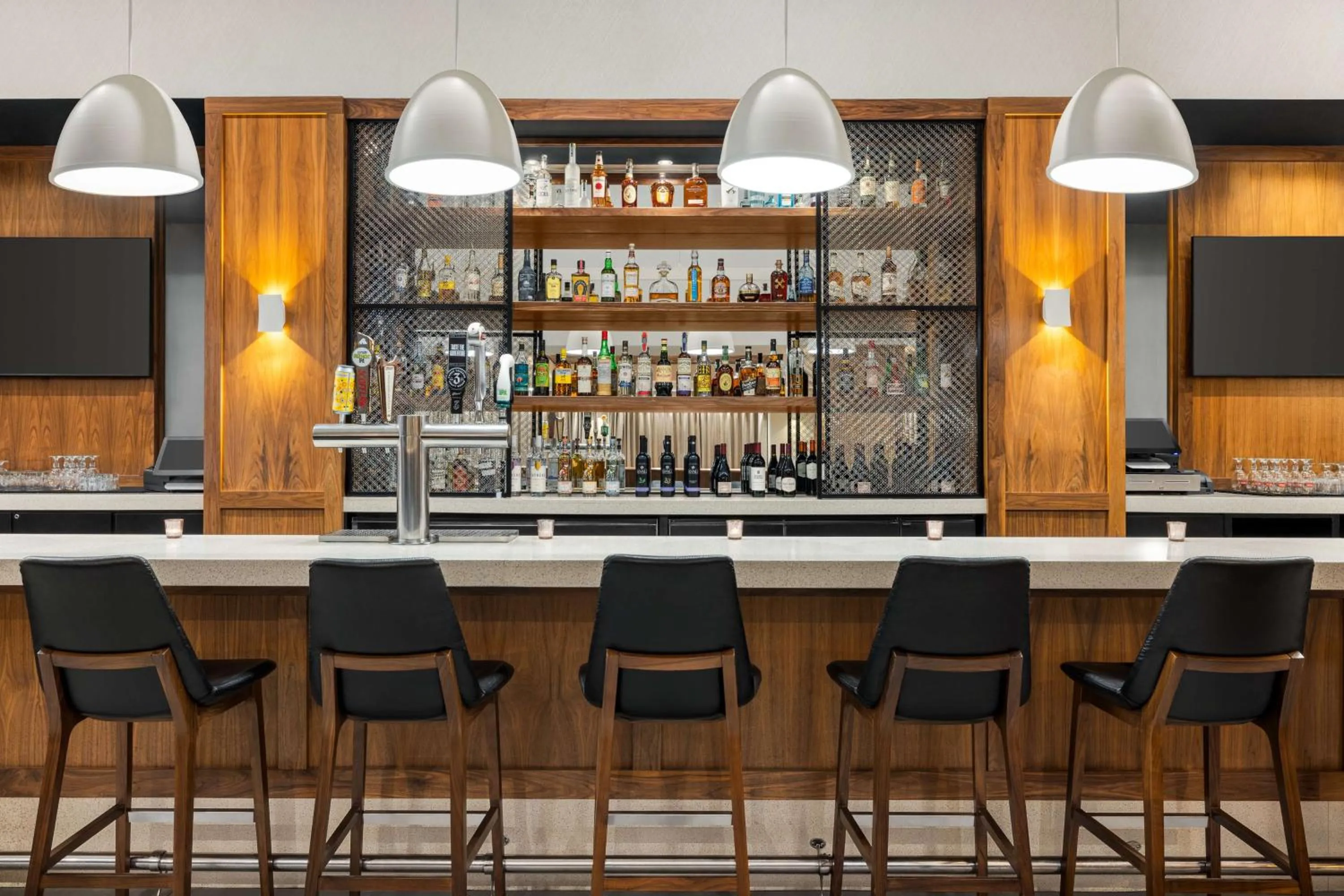 Lounge or bar in The American Hotel Atlanta Downtown-a Doubletree by Hilton