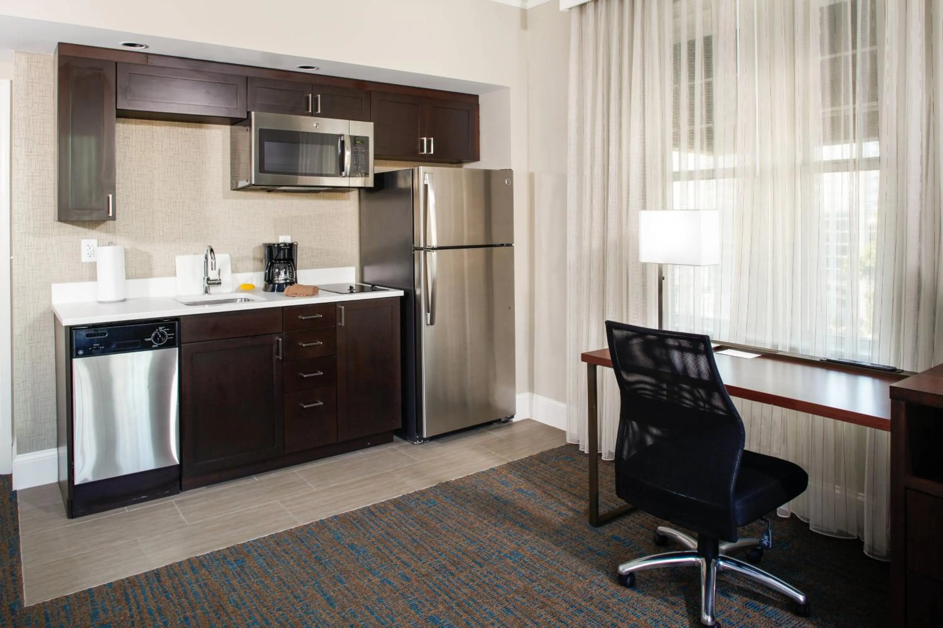 Kitchen or kitchenette in Residence Inn by Marriott Atlanta Midtown/Georgia Tech