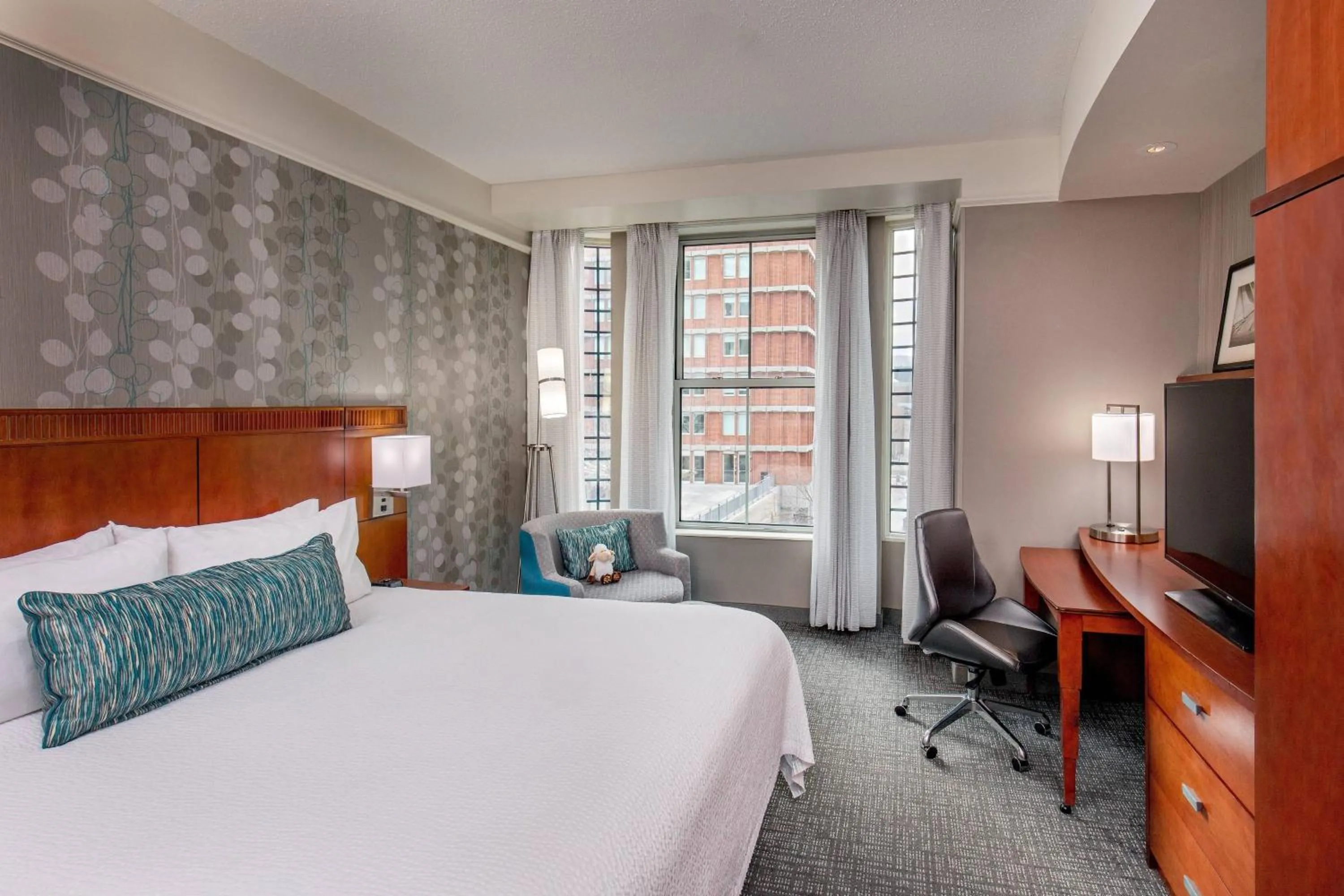 Photo of the whole room, Bed in Courtyard Boston Copley Square