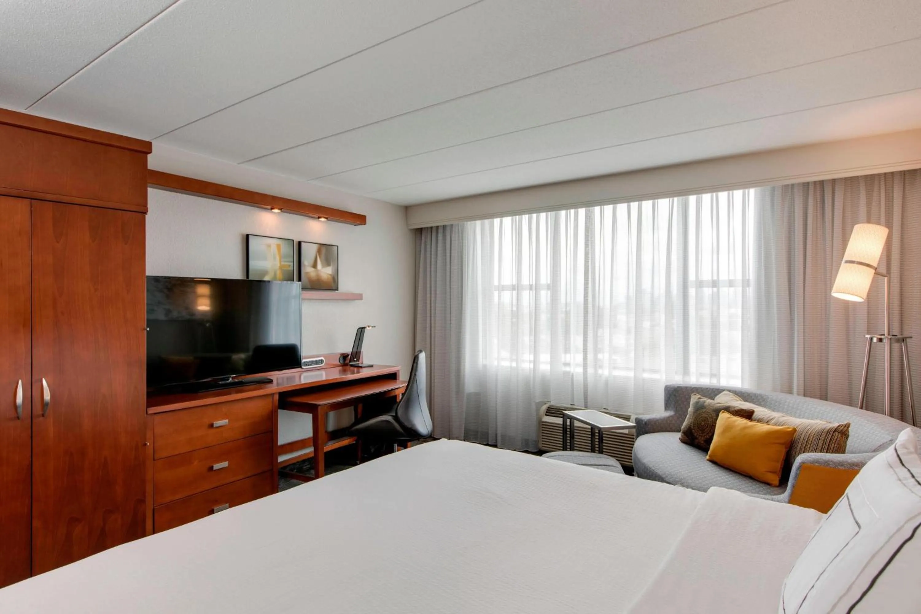 Photo of the whole room, Bed in Courtyard by Marriott Boston Logan Airport
