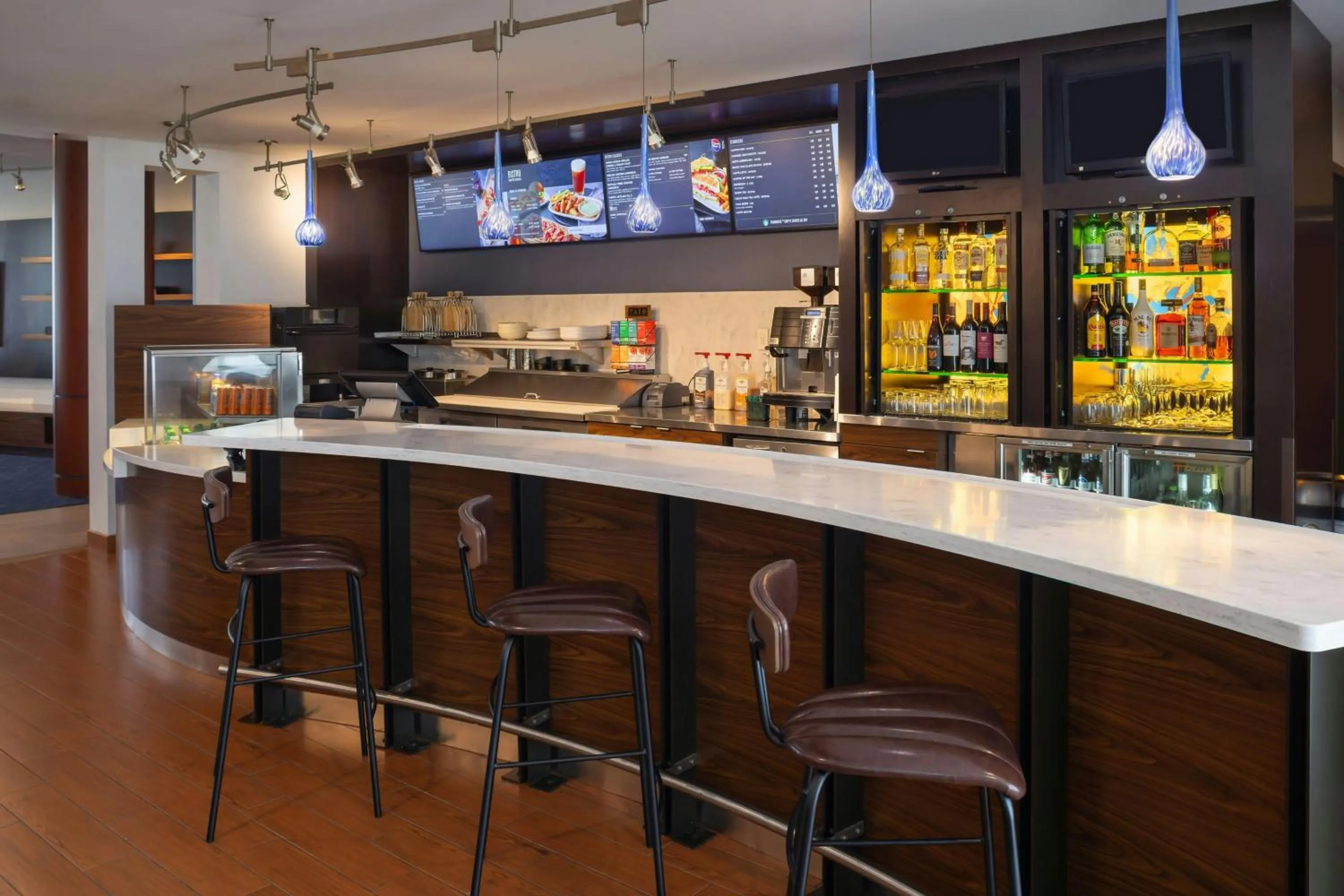 Lounge or bar in Courtyard Boston-South Boston