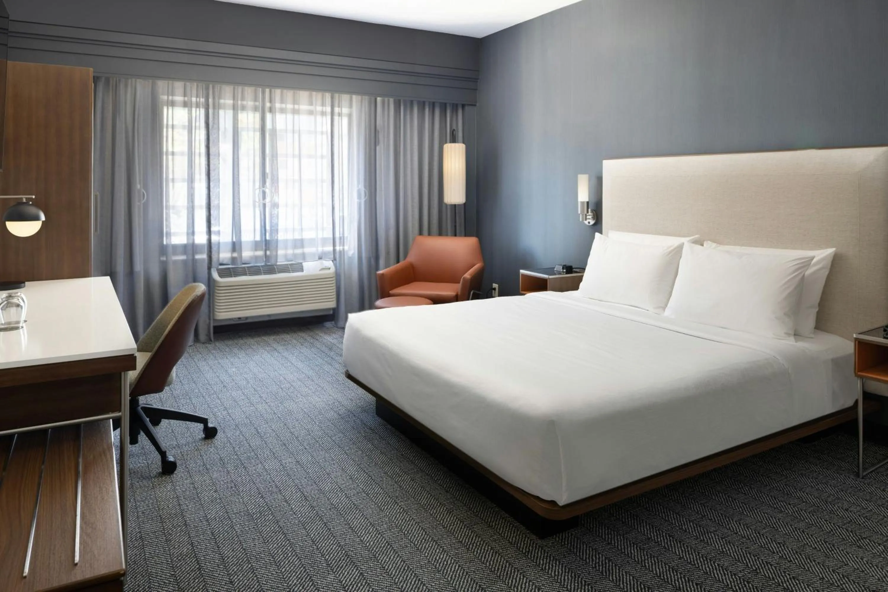 Photo of the whole room, Bed in Courtyard Boston-South Boston