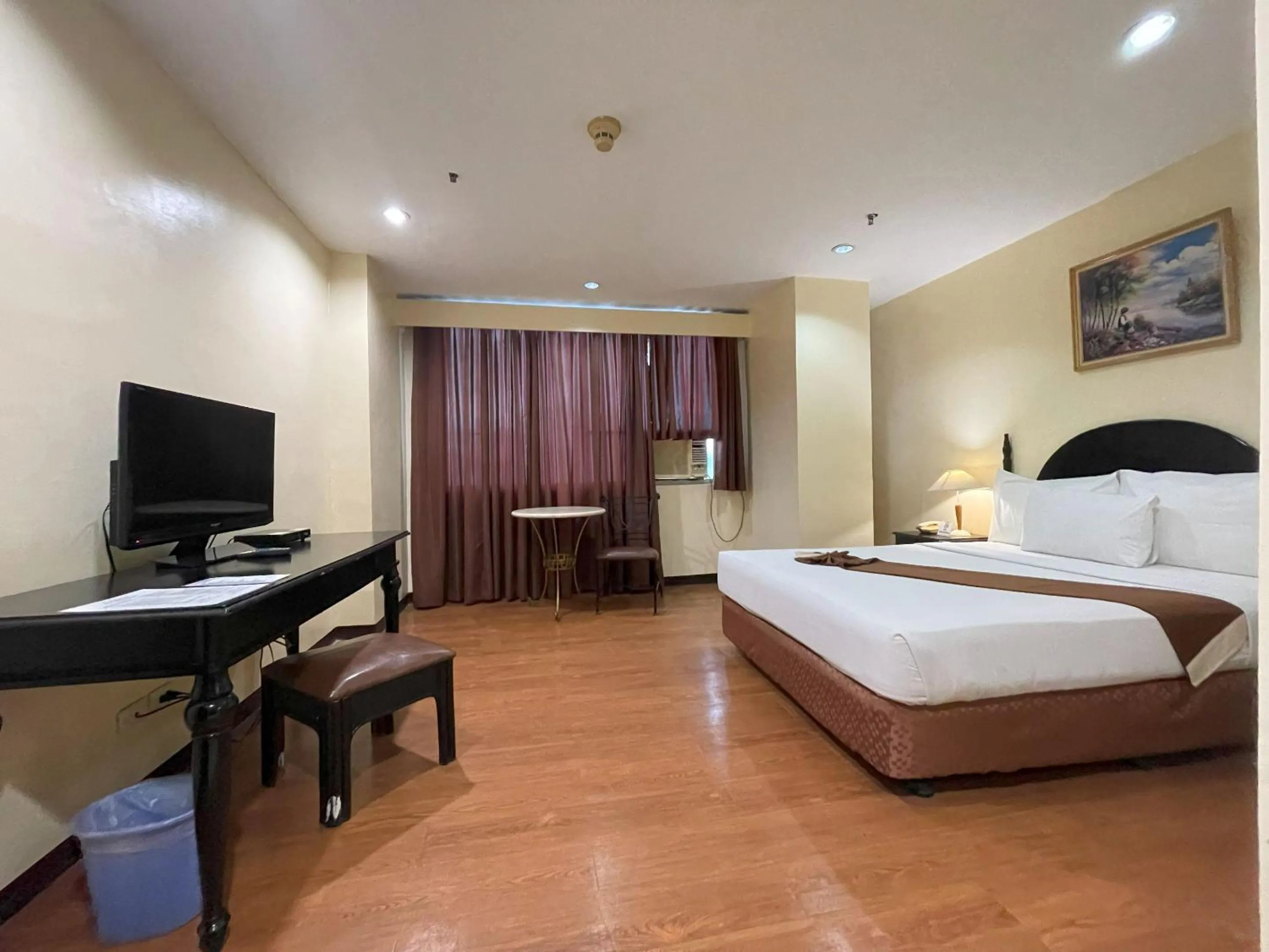 Bed in Golden Peak Hotel & Suites powered by Cocotel