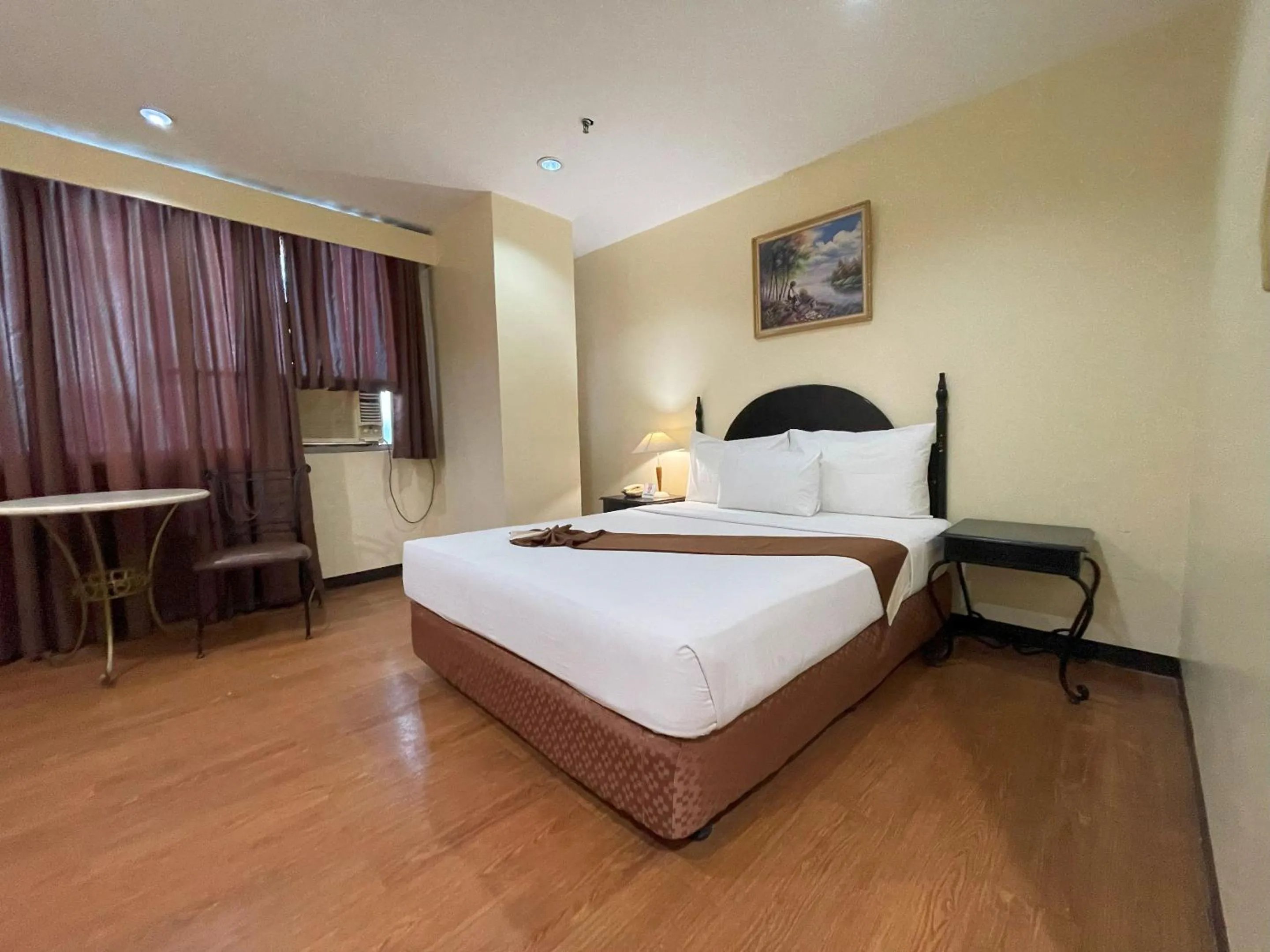 Bed in Golden Peak Hotel & Suites powered by Cocotel