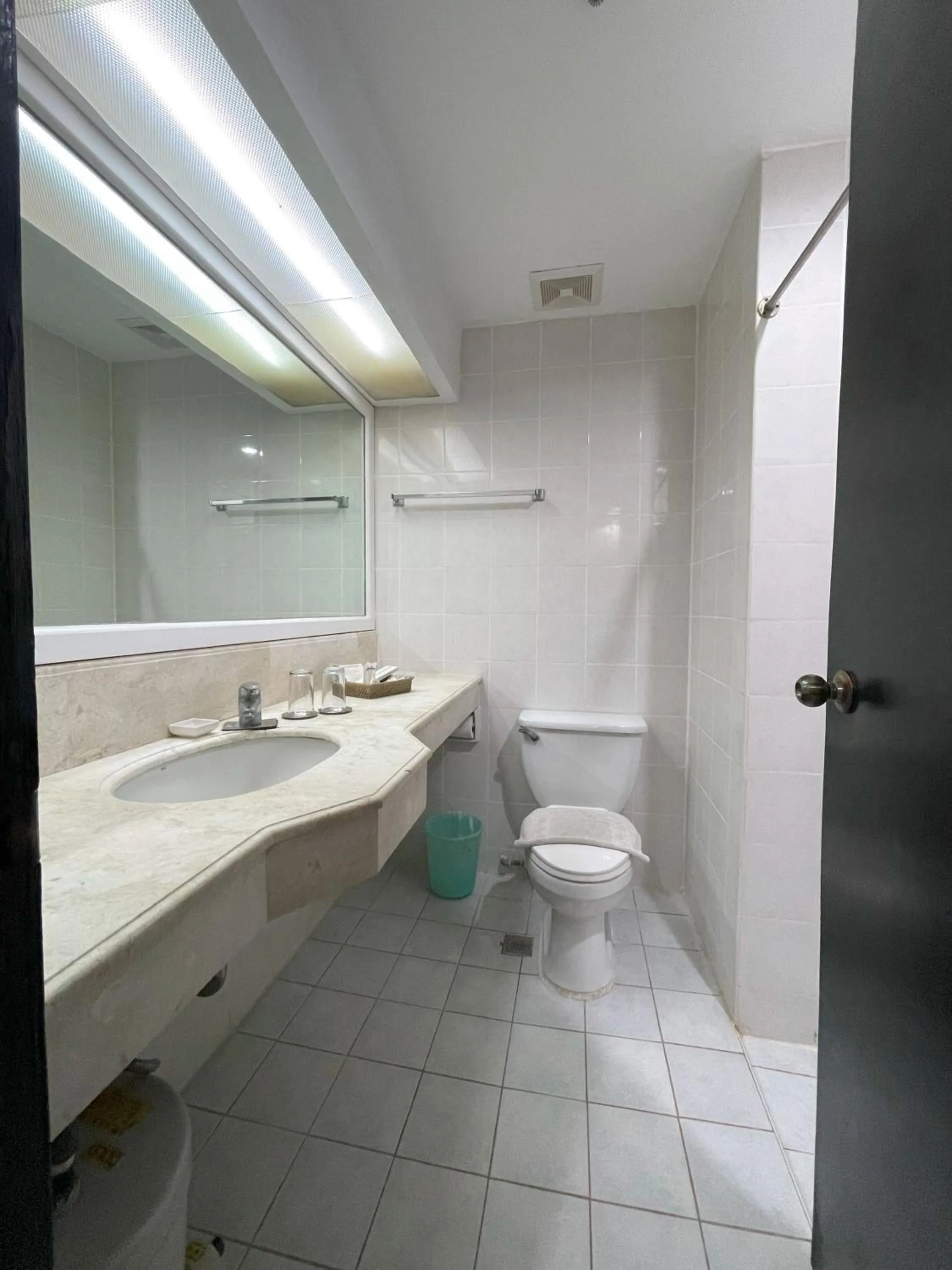 Golden Peak Hotel & Suites powered by Cocotel