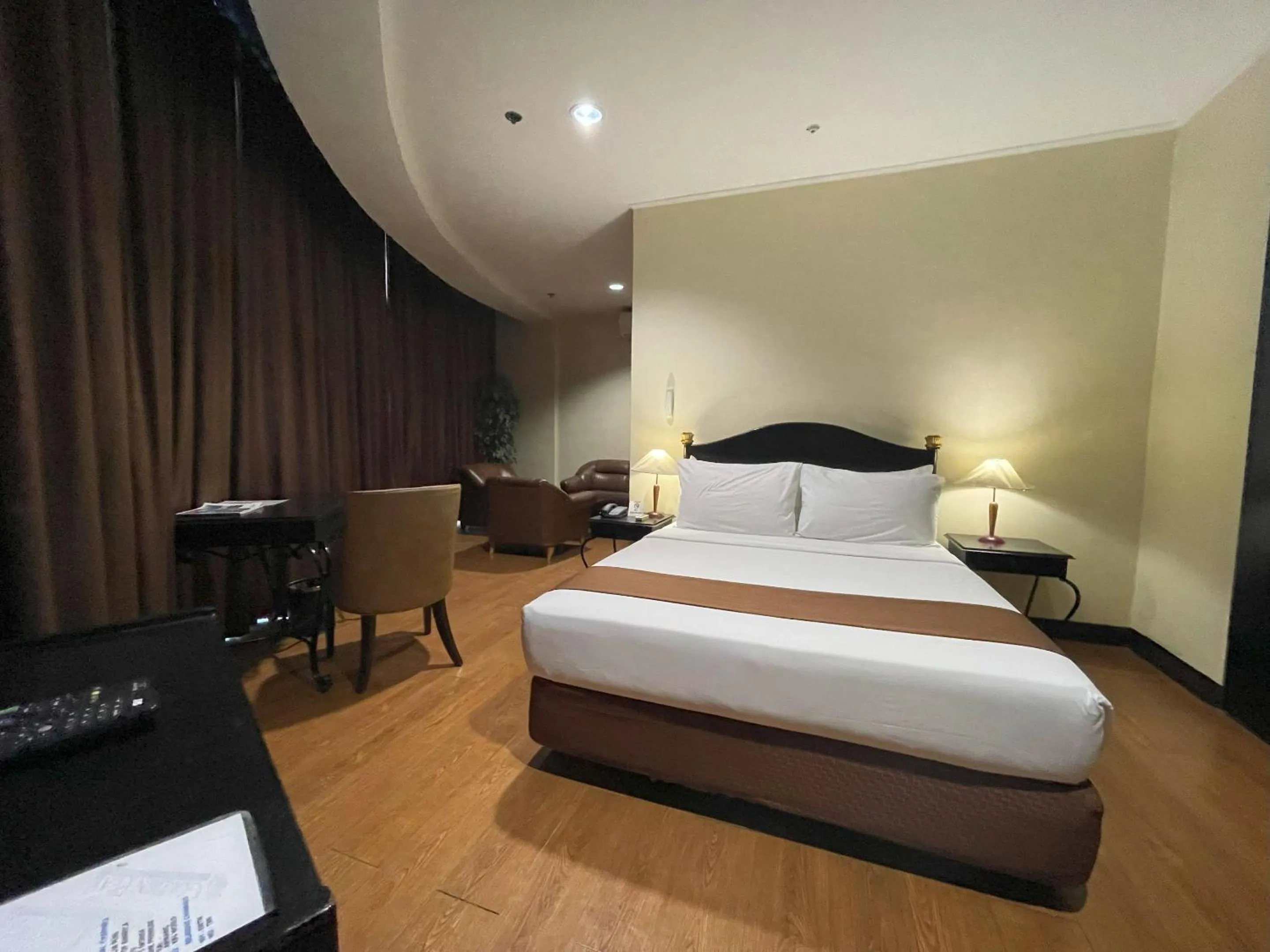 Bed in Golden Peak Hotel & Suites powered by Cocotel