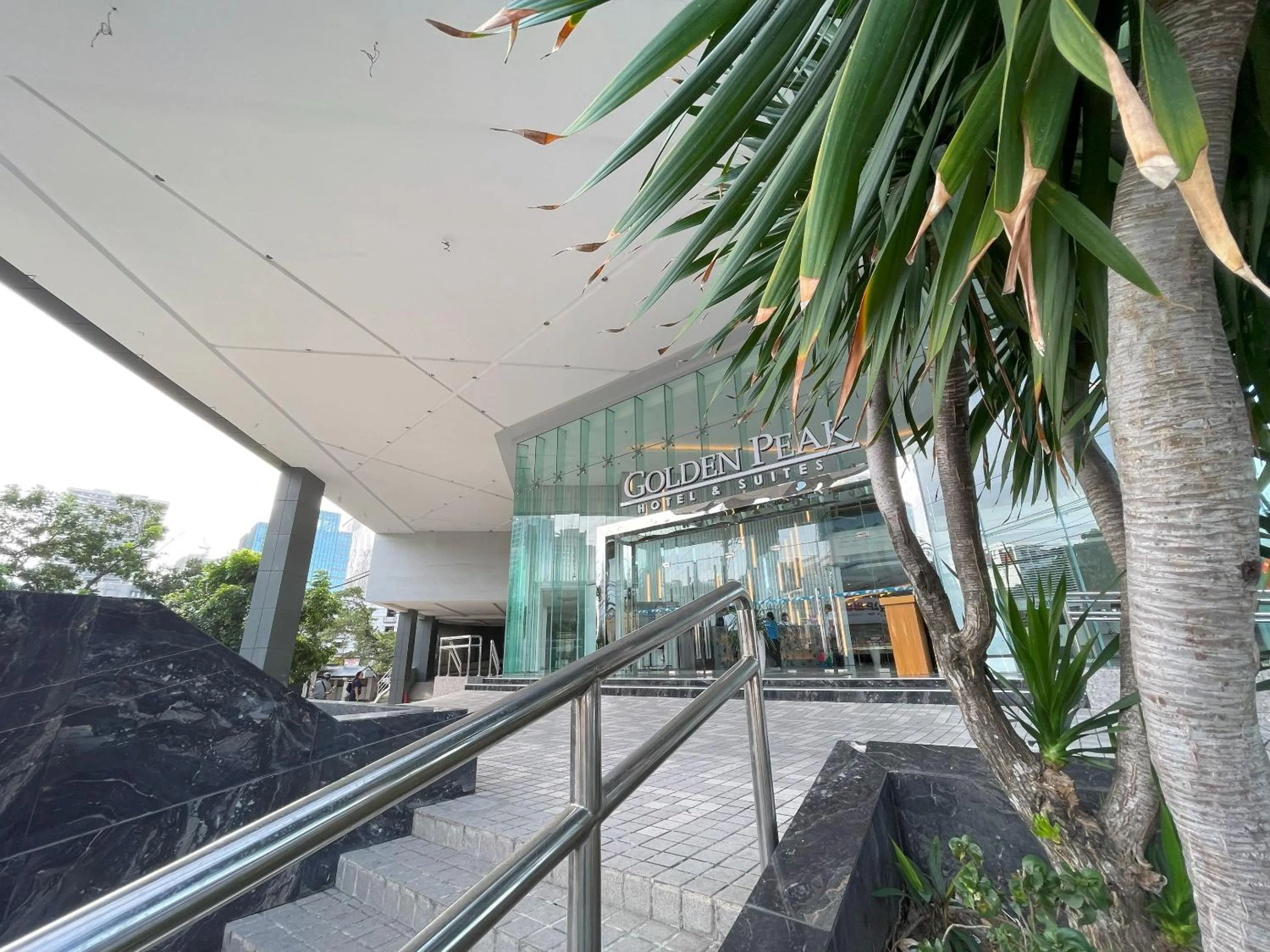 Golden Peak Hotel & Suites powered by Cocotel