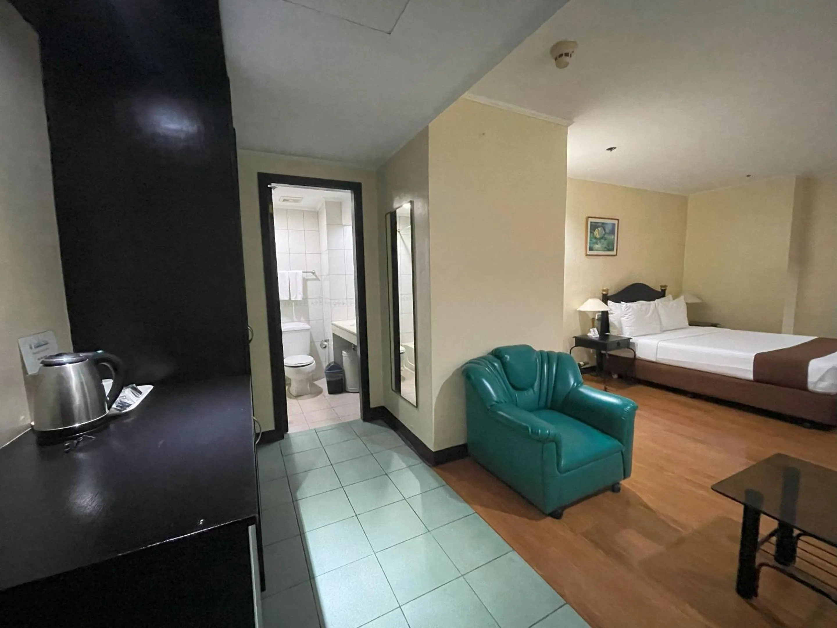 Bed in Golden Peak Hotel & Suites powered by Cocotel