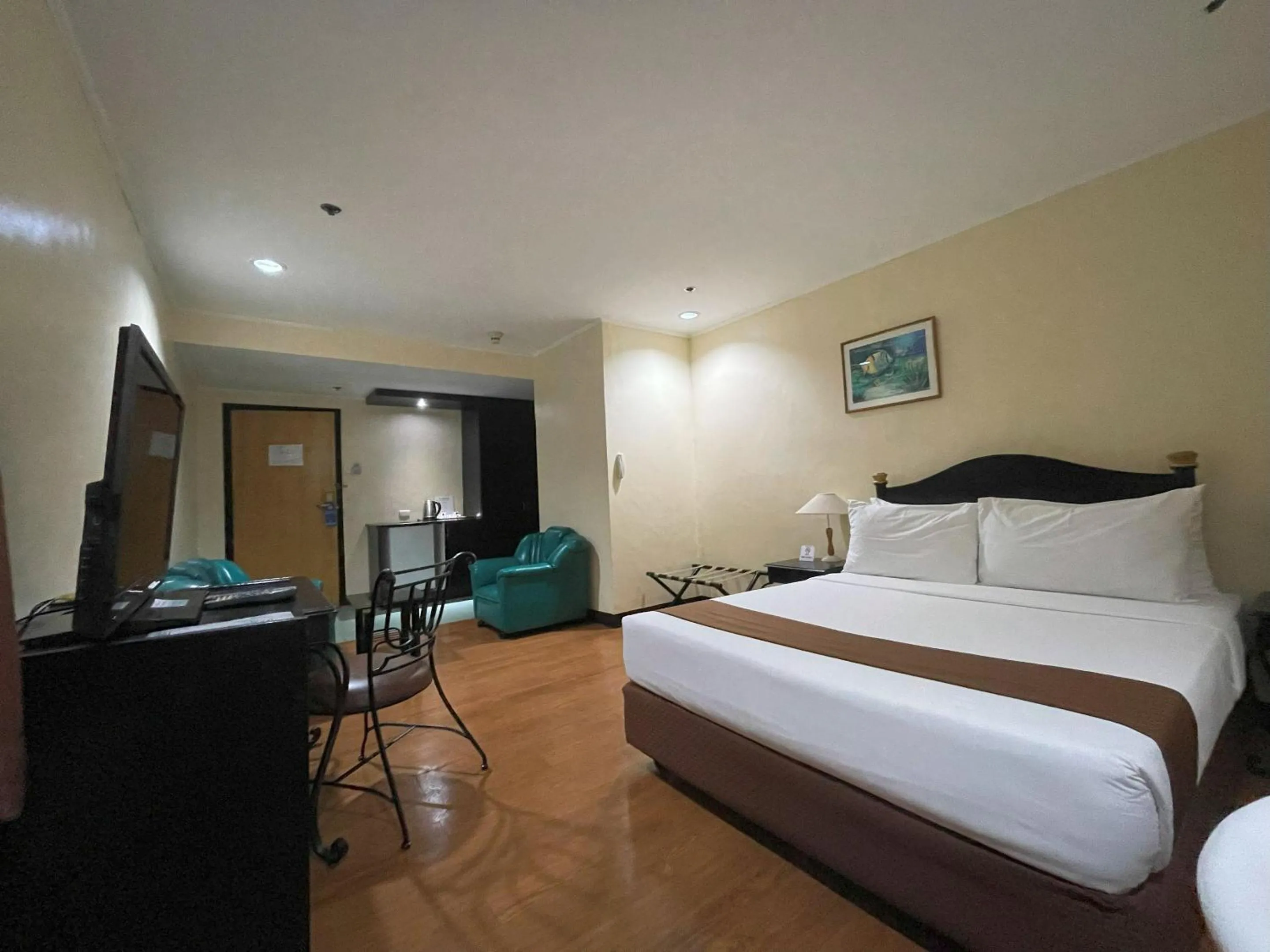 Bed in Golden Peak Hotel & Suites powered by Cocotel