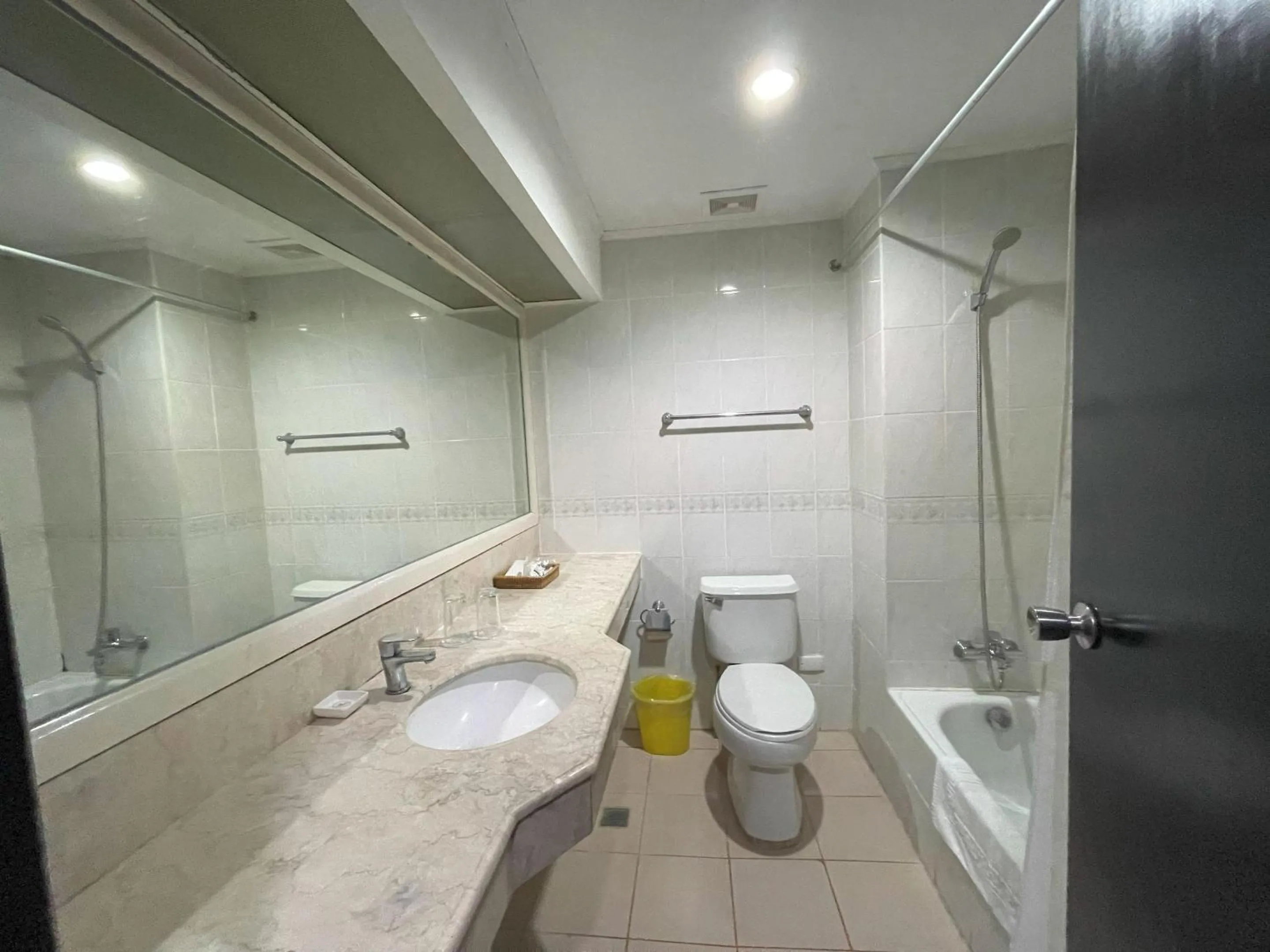 Golden Peak Hotel & Suites powered by Cocotel