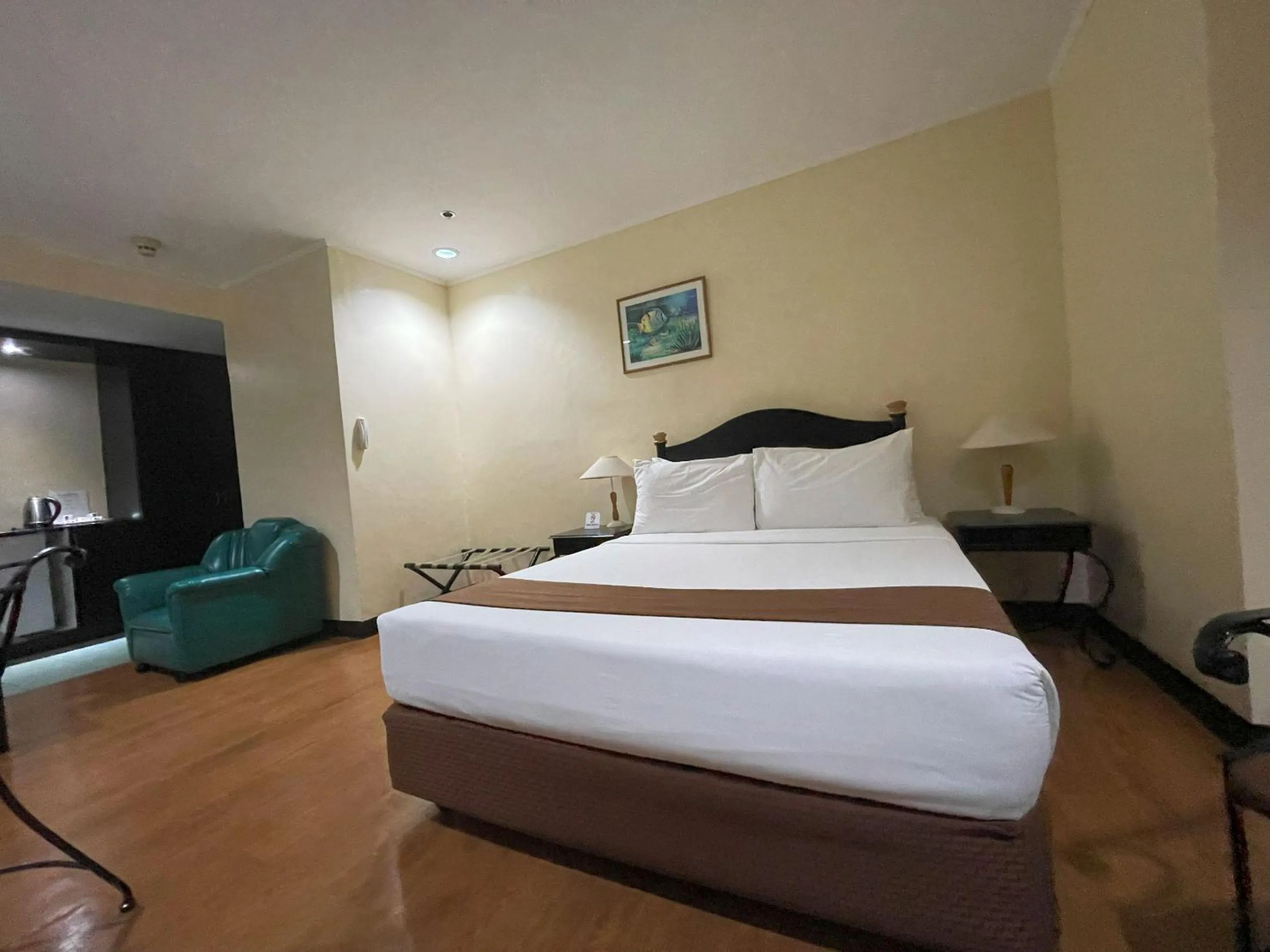 Bed in Golden Peak Hotel & Suites powered by Cocotel