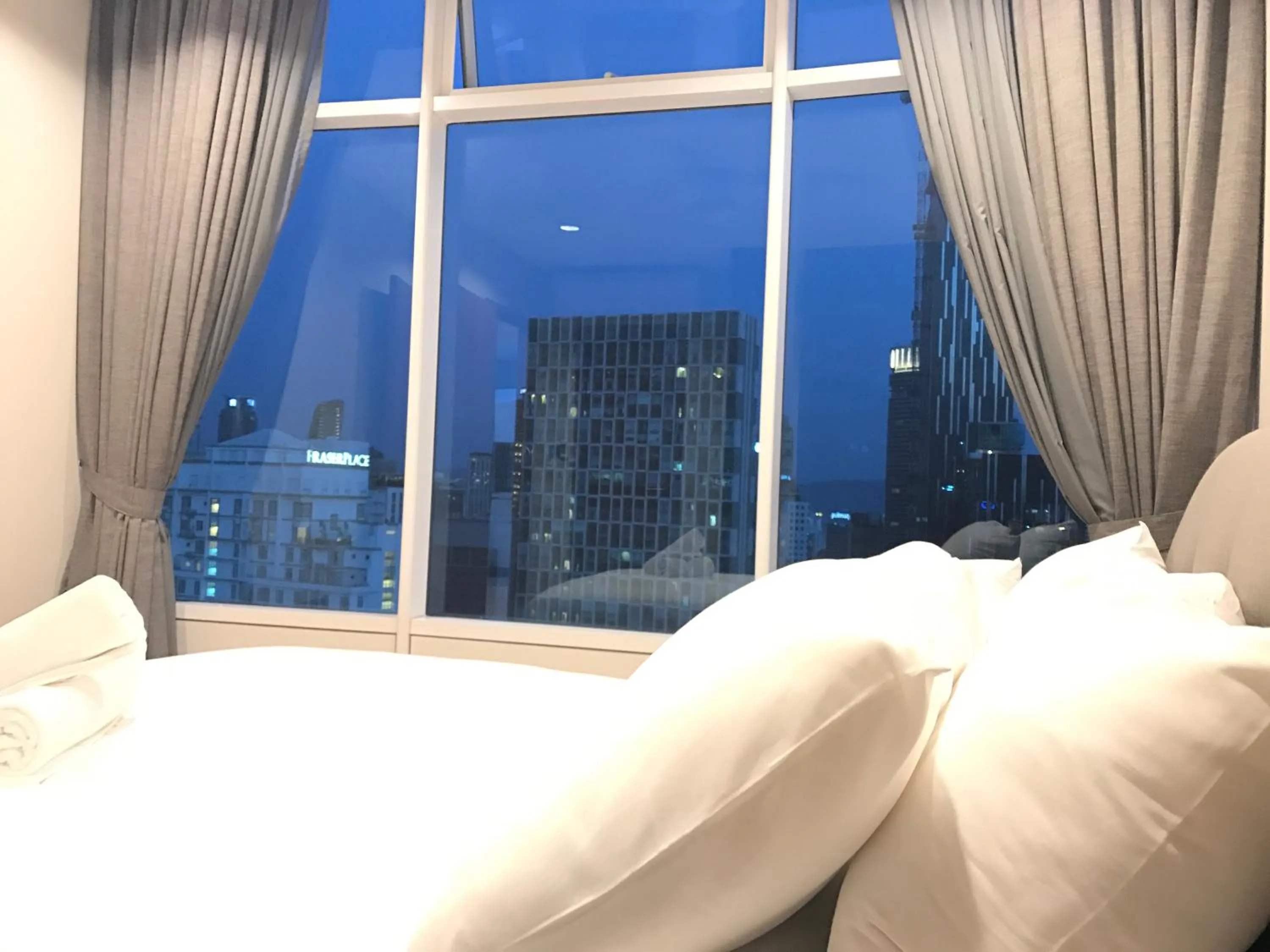 Bed in VORTEX SUITES KLCC by PNUT With NETFLIX