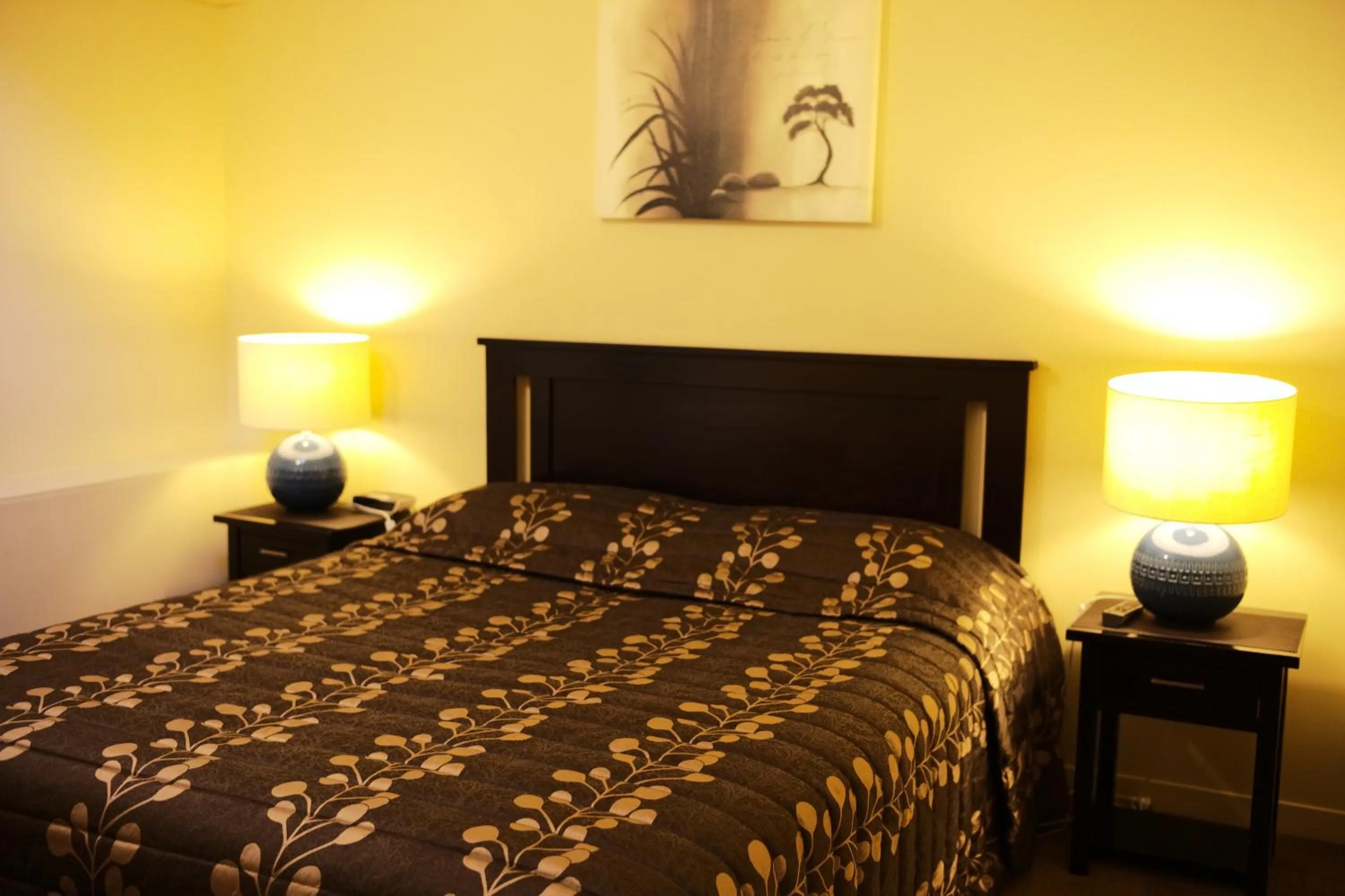 Bed in Kiwi Studios Motel