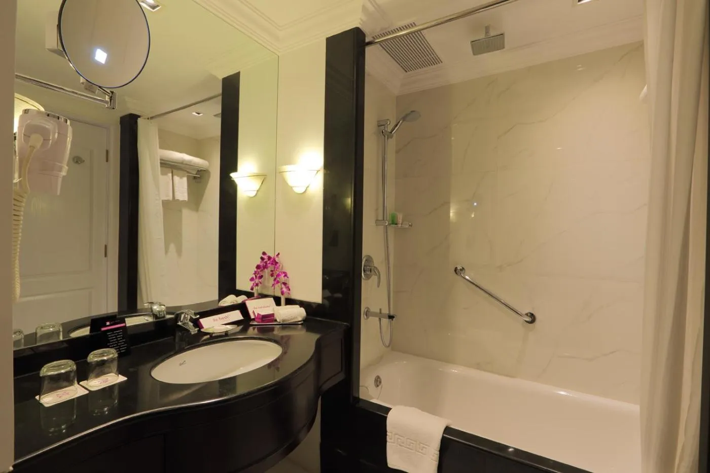 Bathroom in Hotel Royal Orchid Bangalore