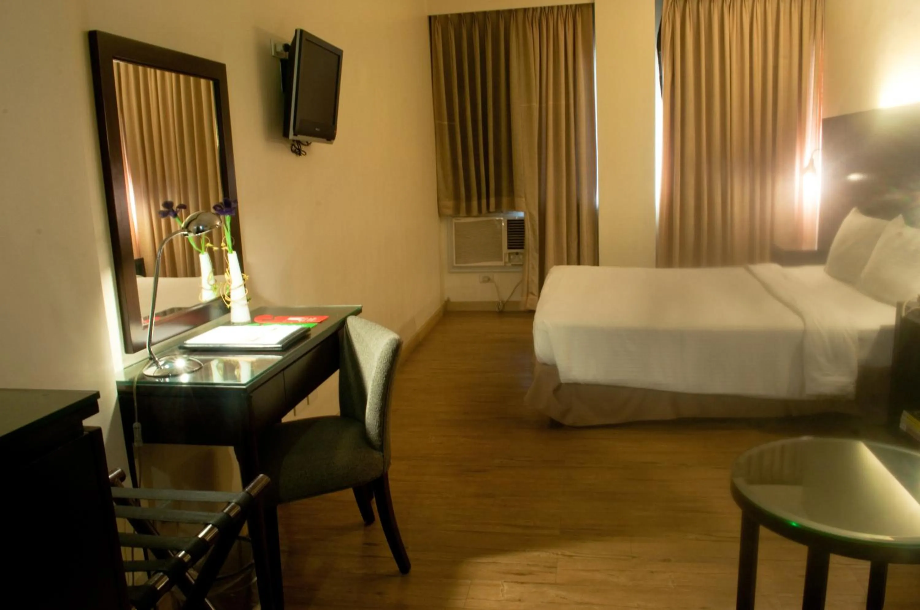 Bedroom, TV/Entertainment Center in Pearl Lane Hotel