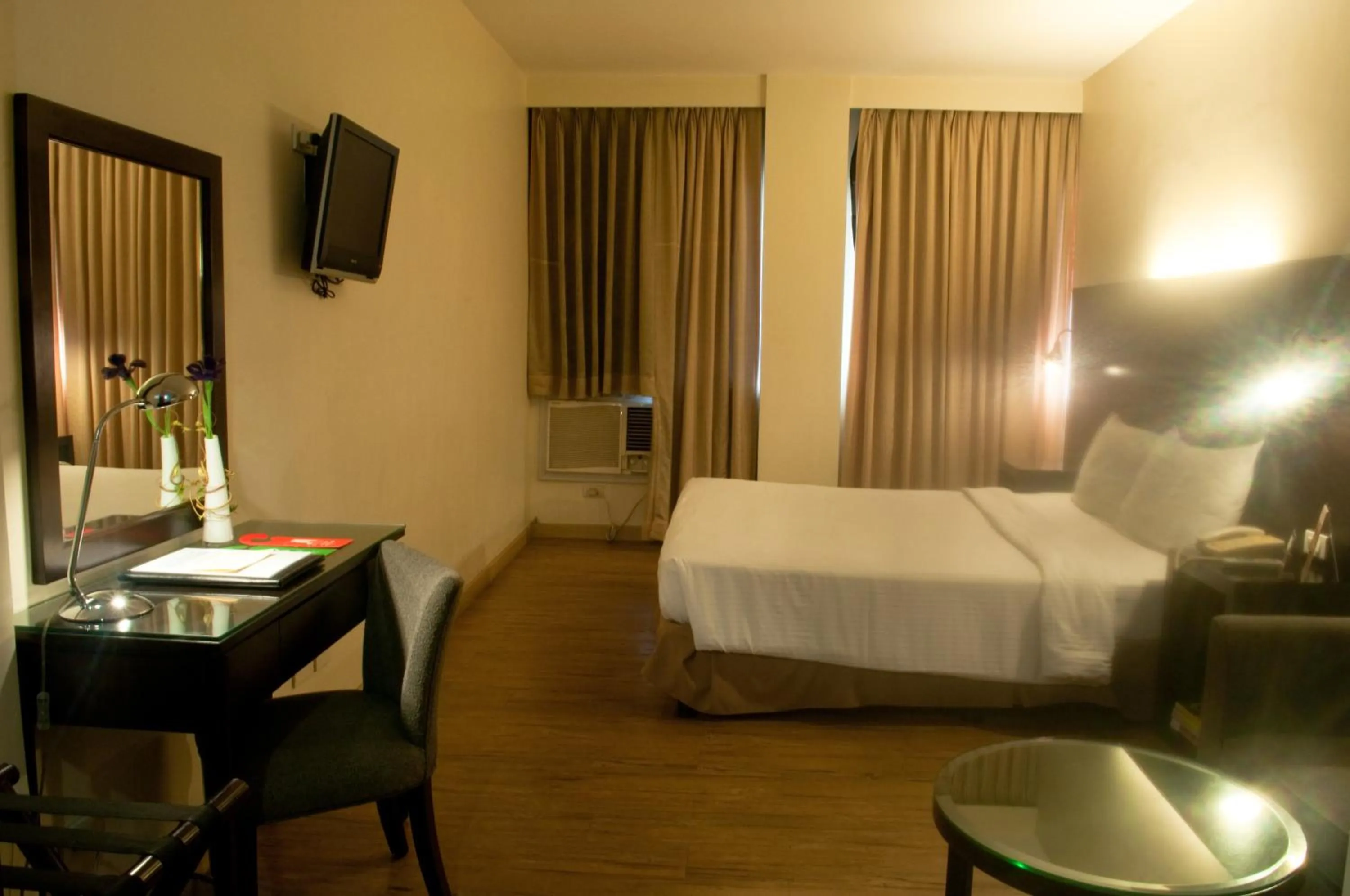 Bedroom, TV/Entertainment Center in Pearl Lane Hotel