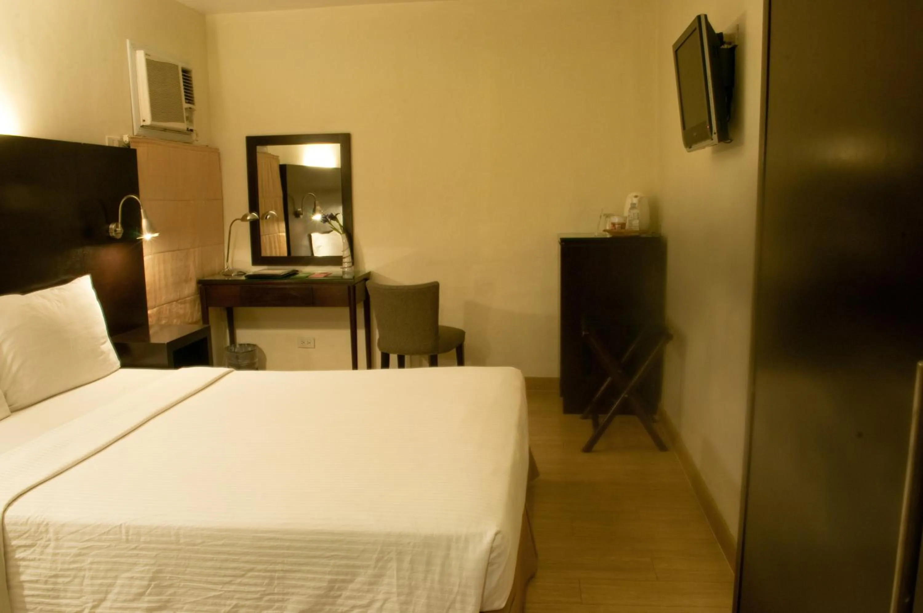 Bedroom, TV/Entertainment Center in Pearl Lane Hotel