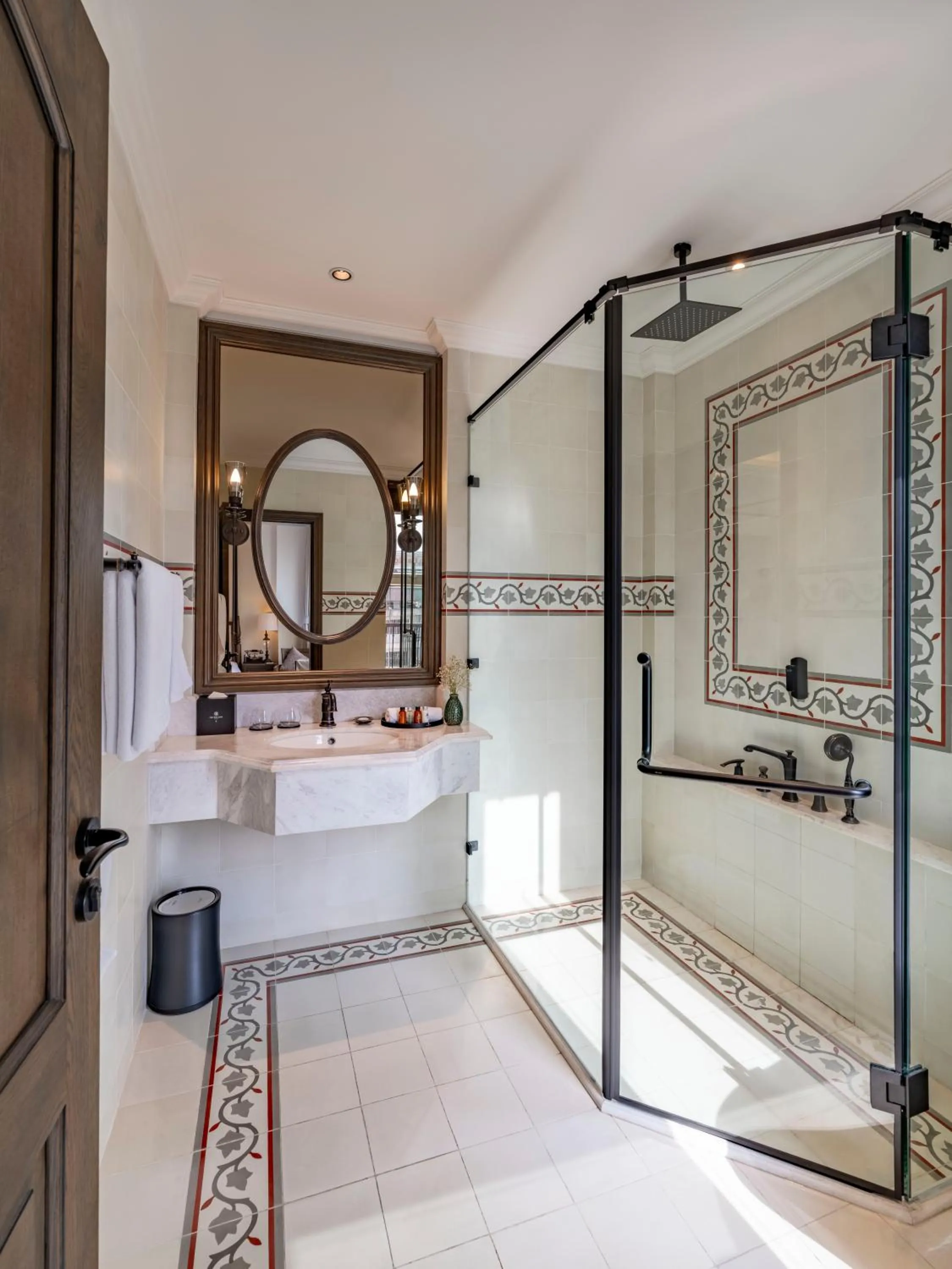 Shower in De Syloia Hotel