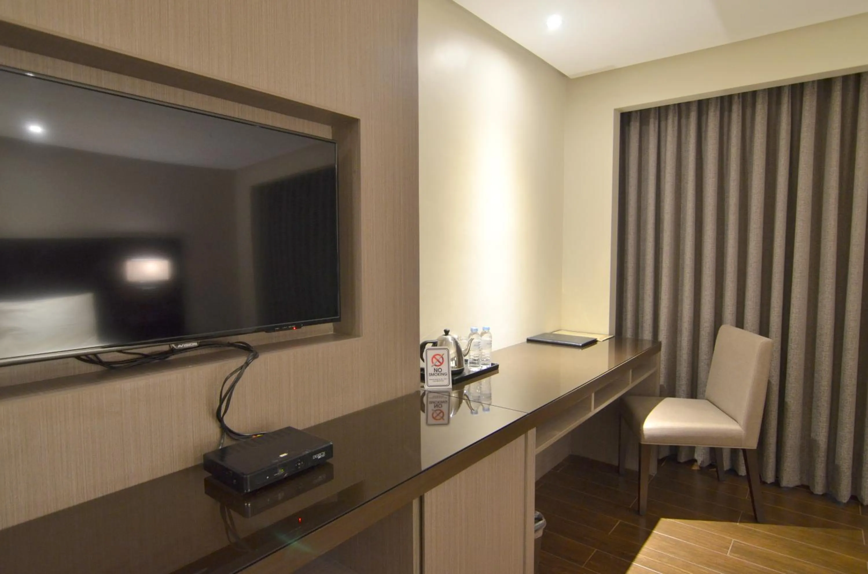 TV and multimedia in Pearl Garden Hotel