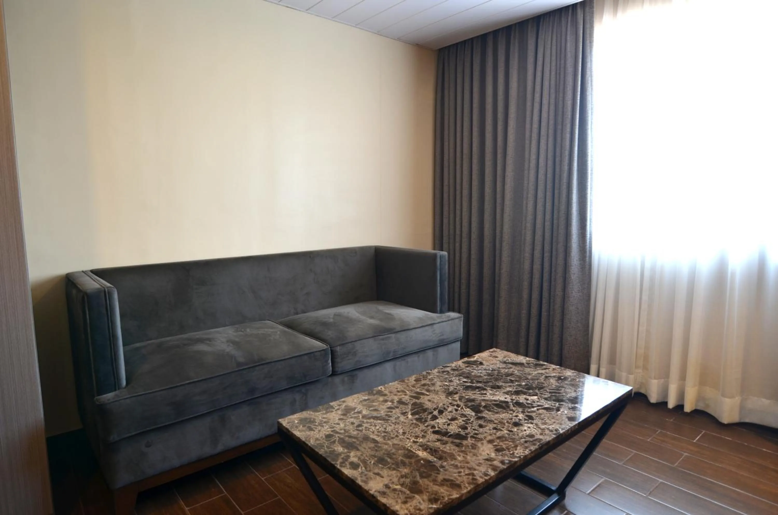 Seating area in Pearl Garden Hotel