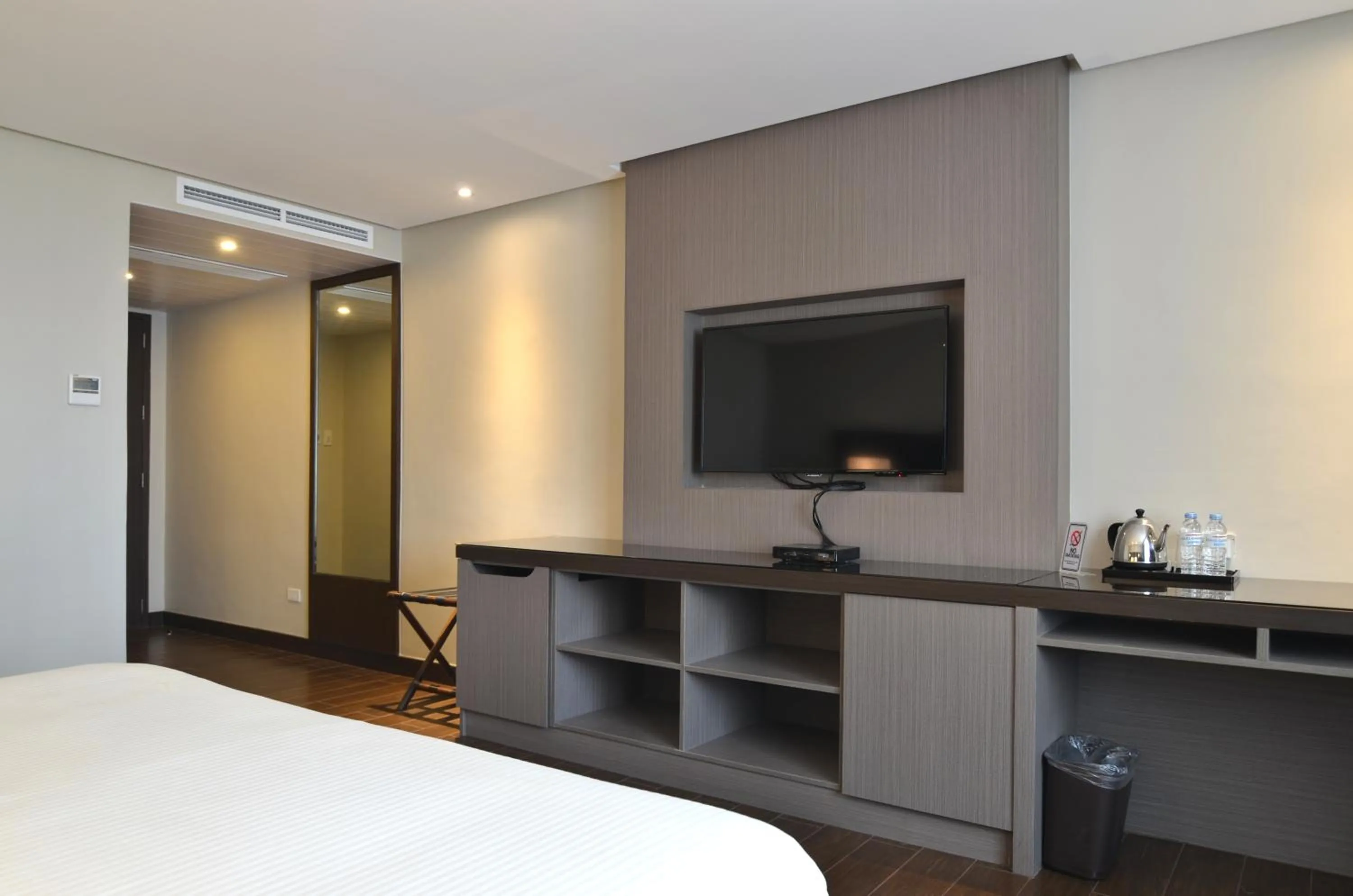 Bed in Pearl Garden Hotel