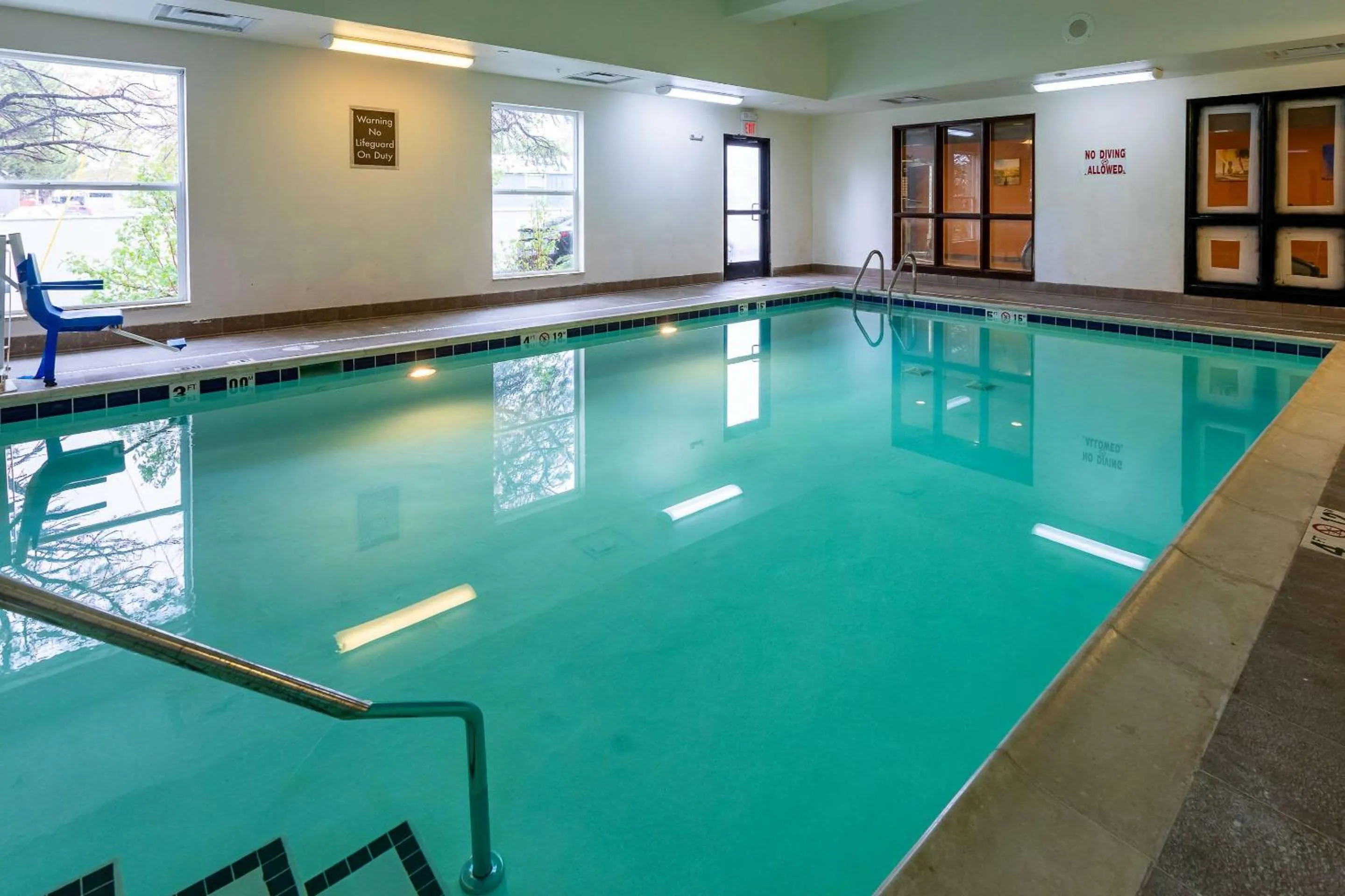 Swimming pool in Comfort Suites Denver near Anschutz Medical Campus