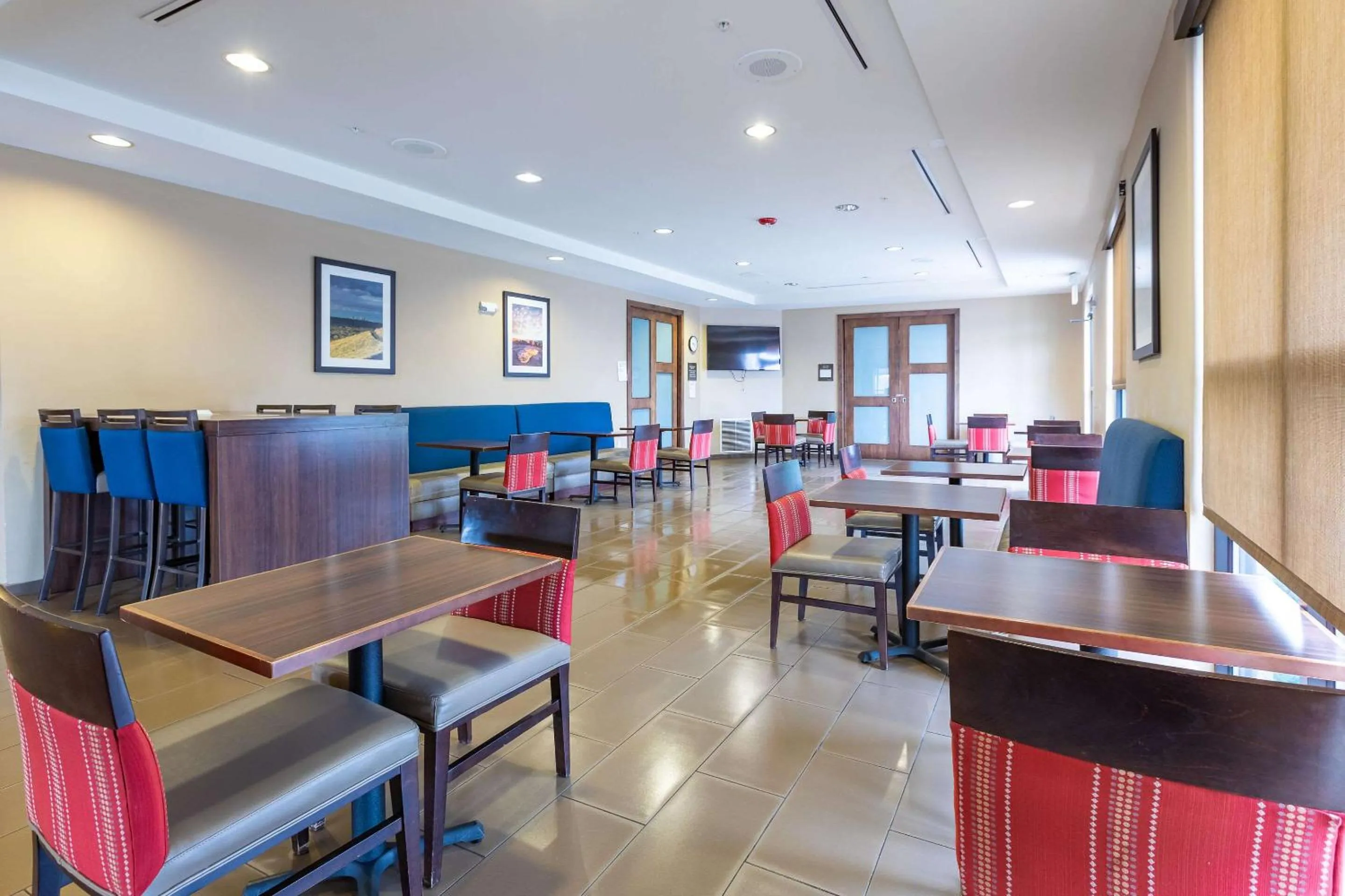 Breakfast in Comfort Suites Denver near Anschutz Medical Campus