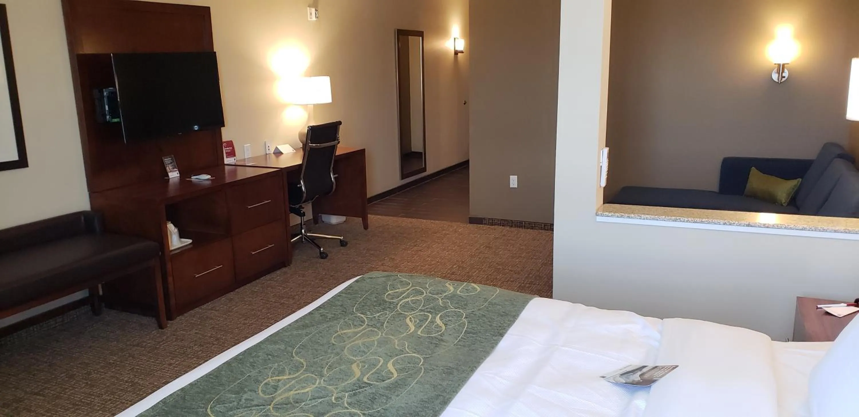 Photo of the whole room, Bed in Comfort Suites Denver near Anschutz Medical Campus